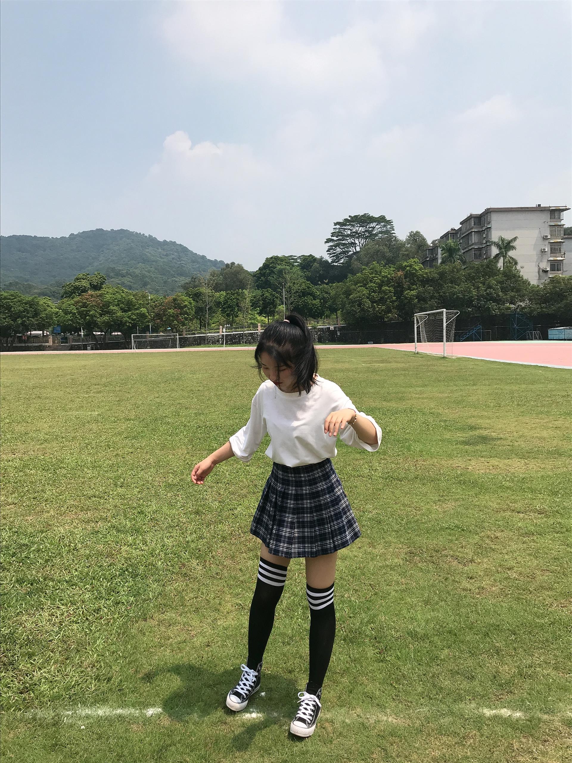 《足球场上的帆布鞋の长黑袜脚丫+视频一部》作品图