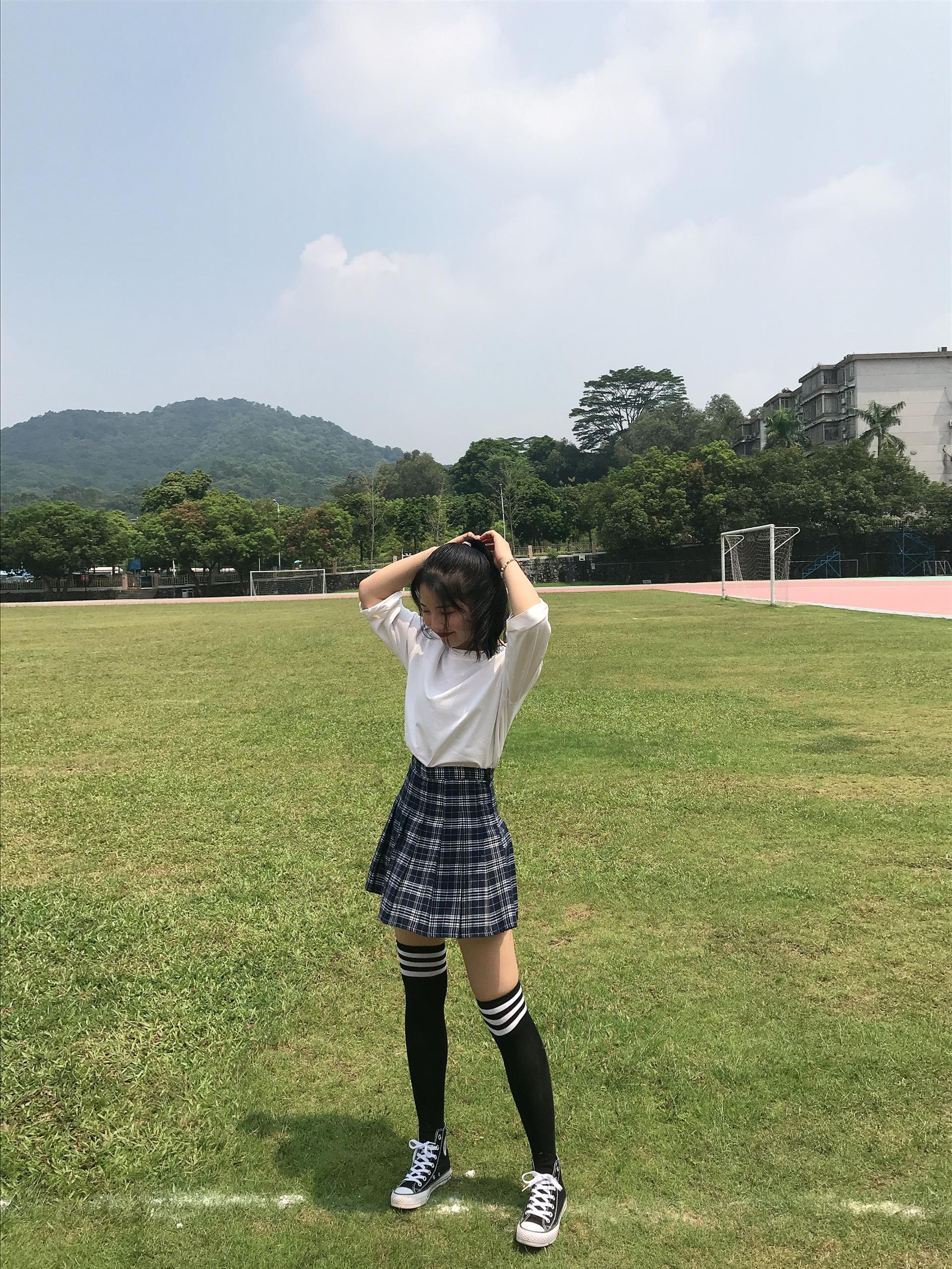 《足球场上的帆布鞋の长黑袜脚丫+视频一部》作品图