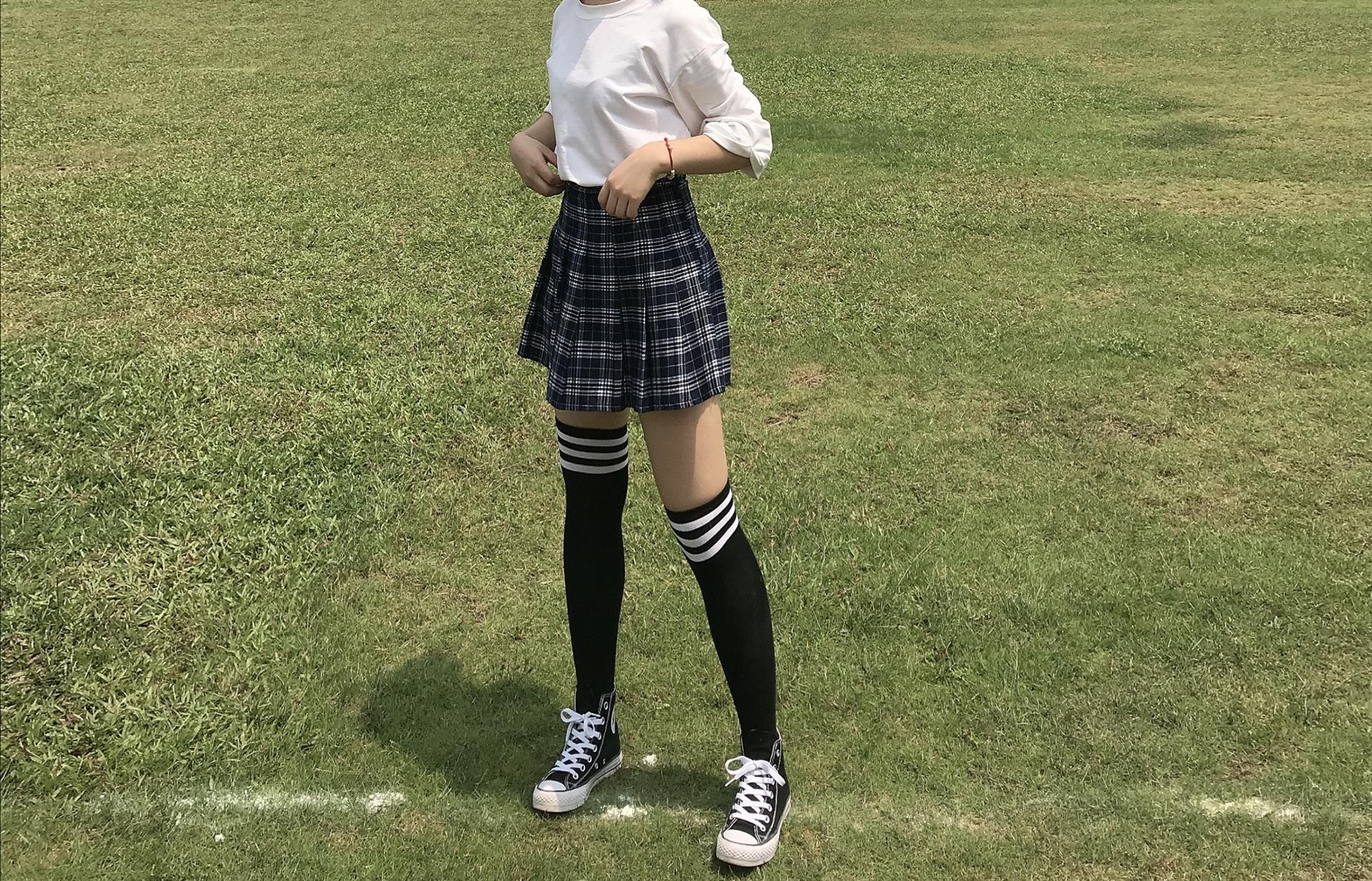 《足球场上的帆布鞋の长黑袜脚丫+视频一部》作品图