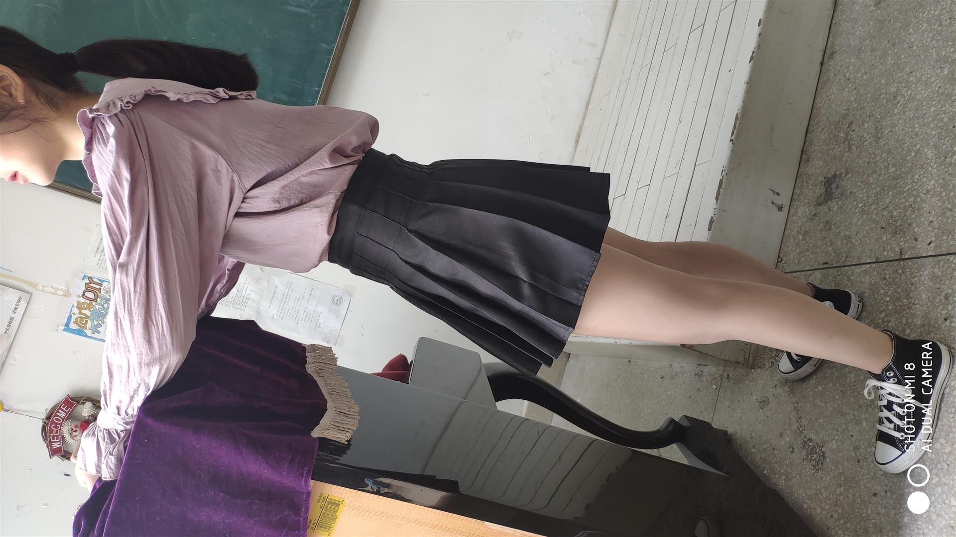 《教室里的帆布鞋の丝袜脚丫+2个视频》作品图