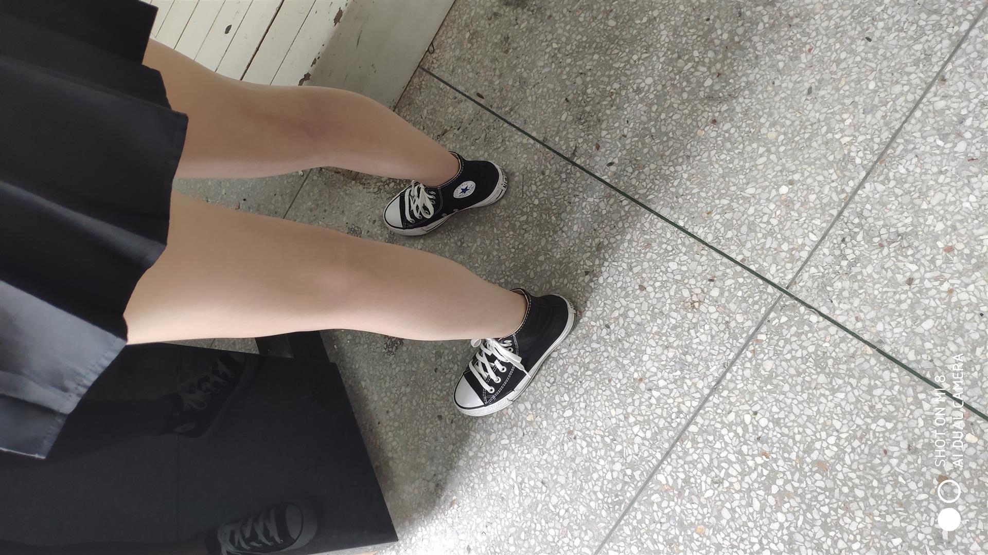 《教室里的帆布鞋の丝袜脚丫+2个视频》作品图