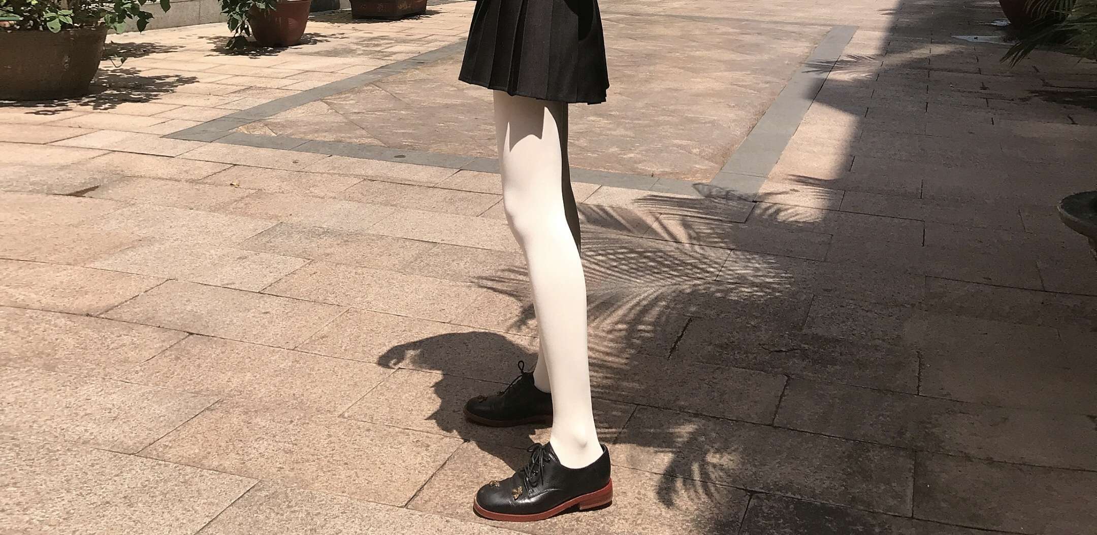 《学姐皮鞋白丝袜脚丫》作品图
