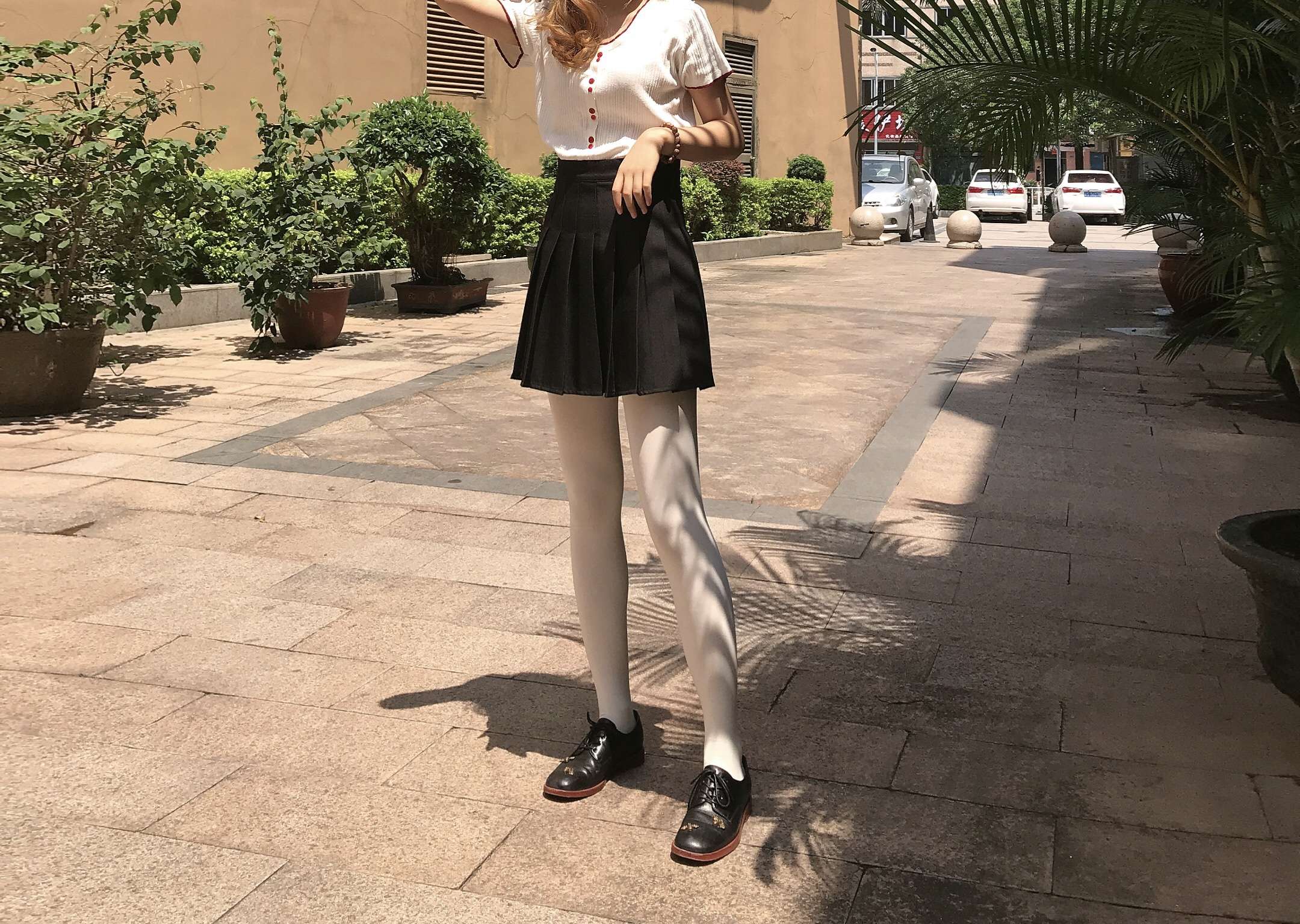 《学姐皮鞋白丝袜脚丫》作品图