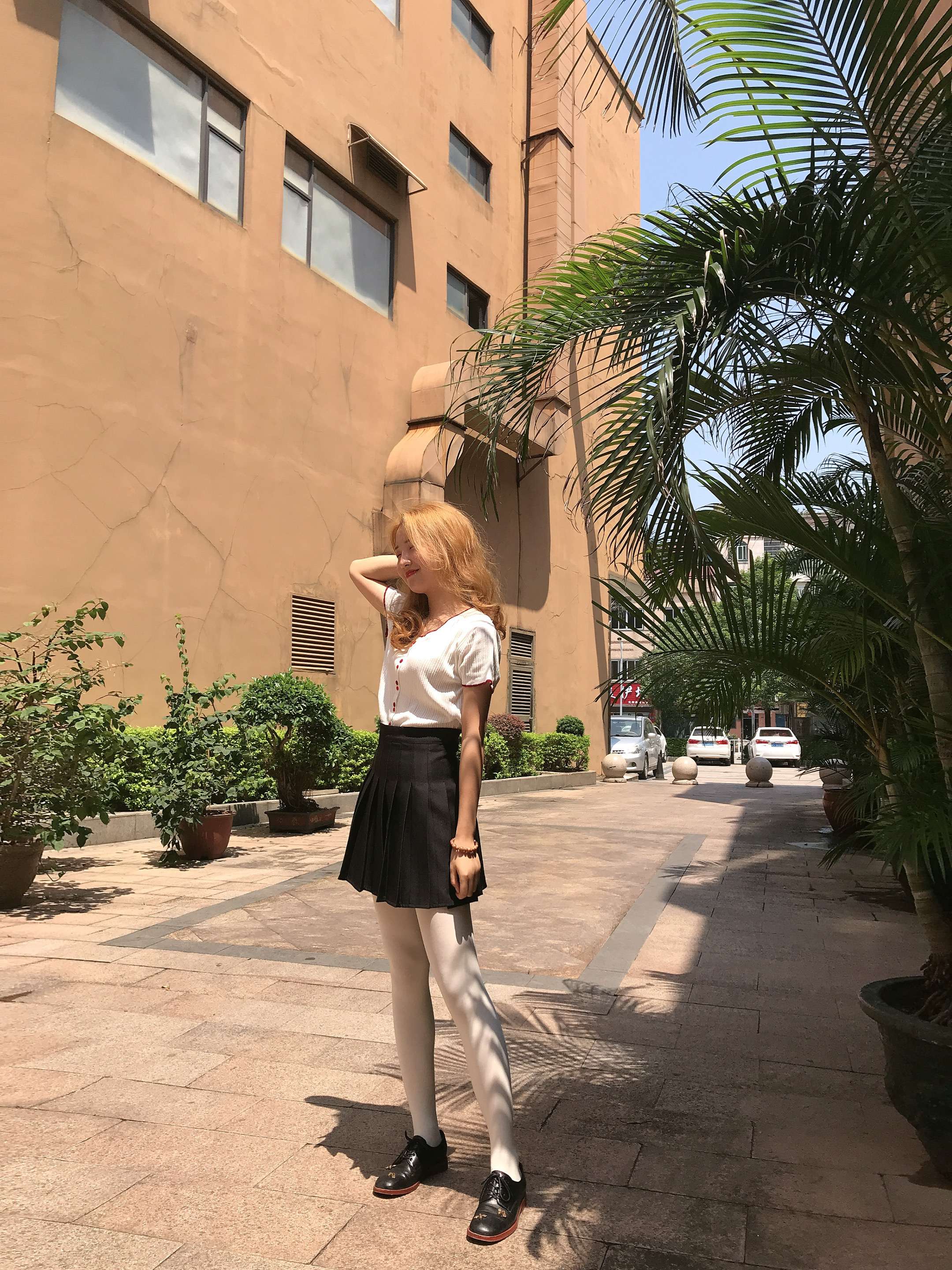 《学姐皮鞋白丝袜脚丫》作品图