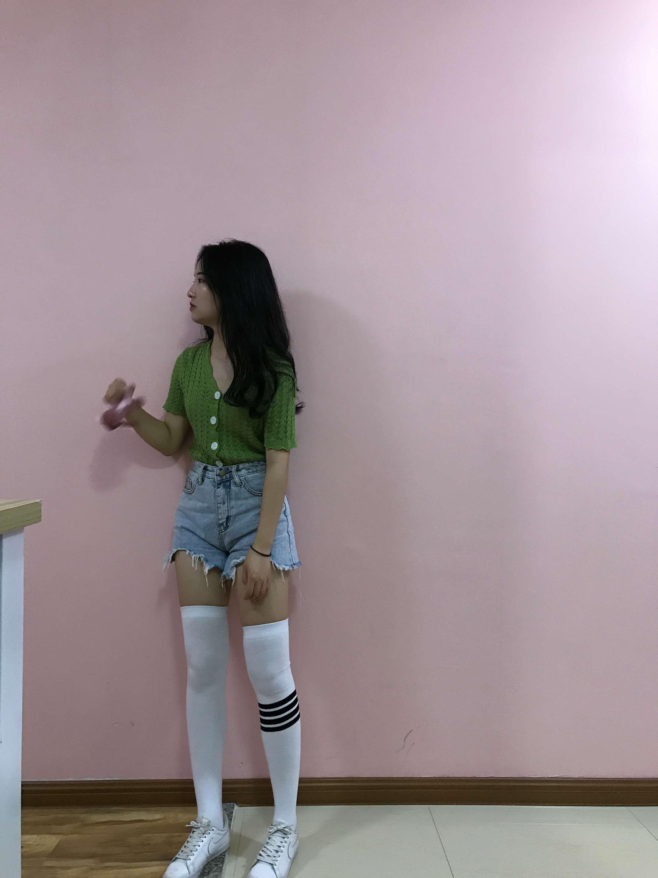 《热裤板鞋长白丝袜脚丫+2个视频》作品图