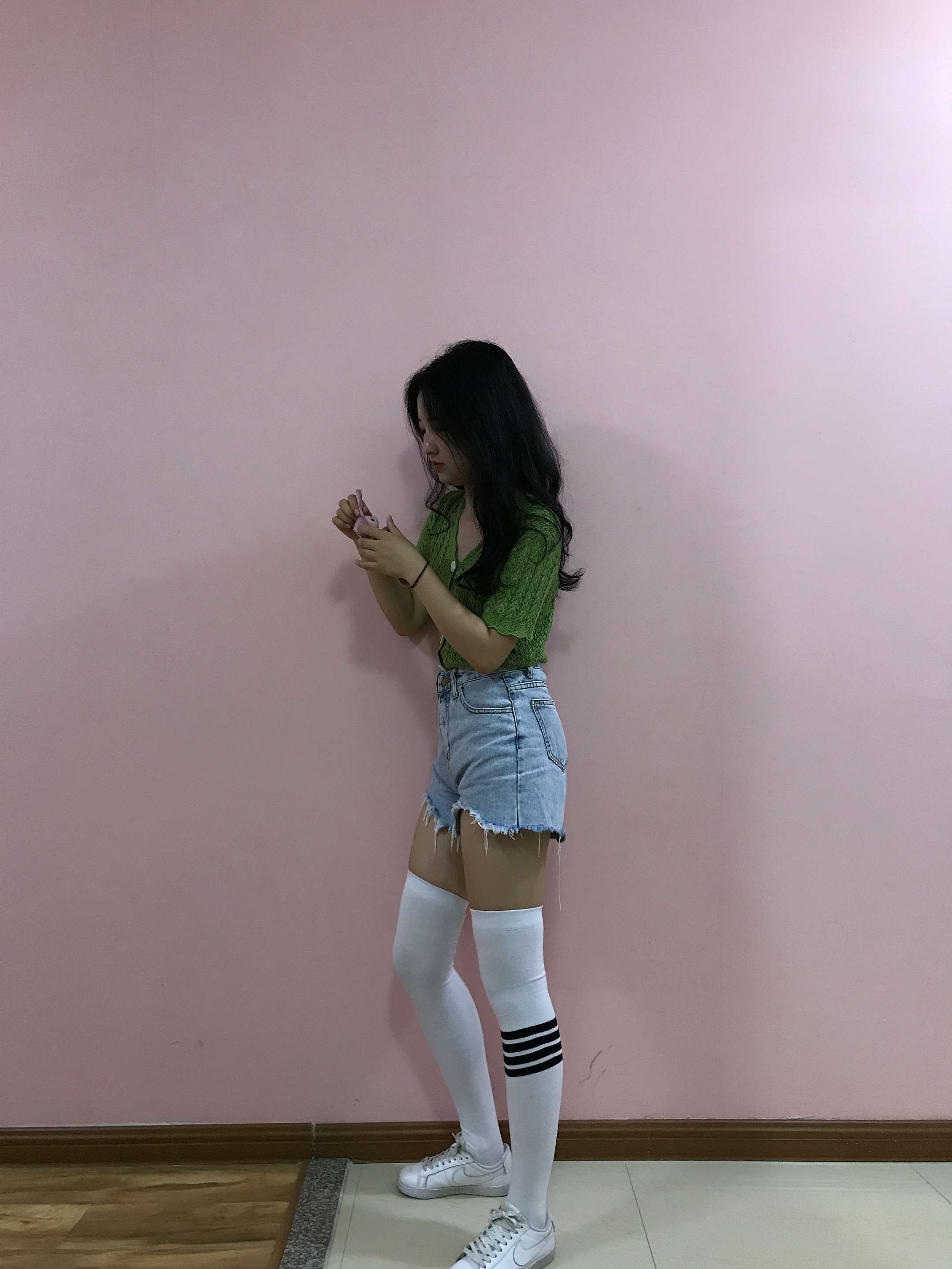 《热裤板鞋长白丝袜脚丫+2个视频》作品图