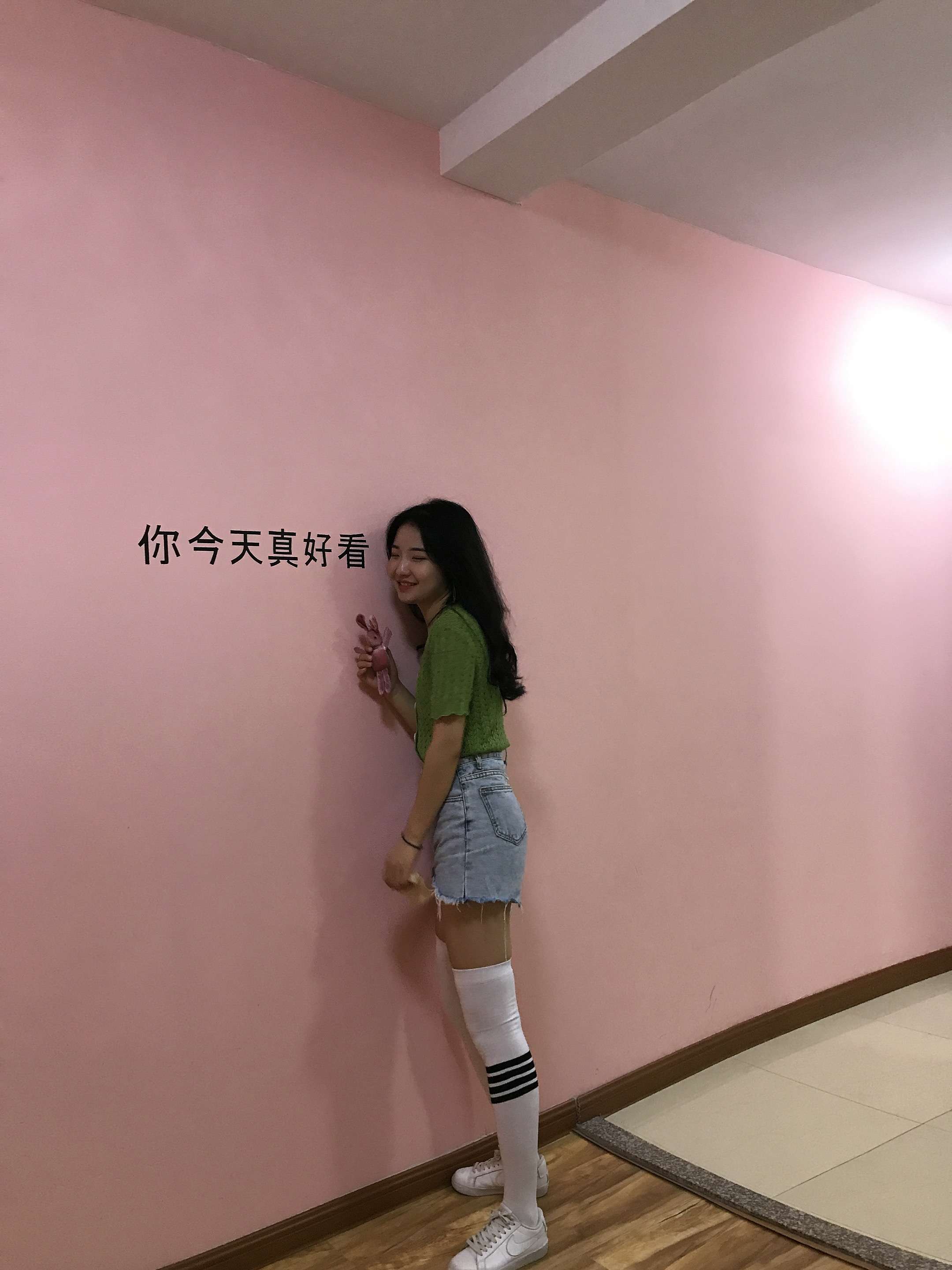 《热裤板鞋长白丝袜脚丫+2个视频》作品图