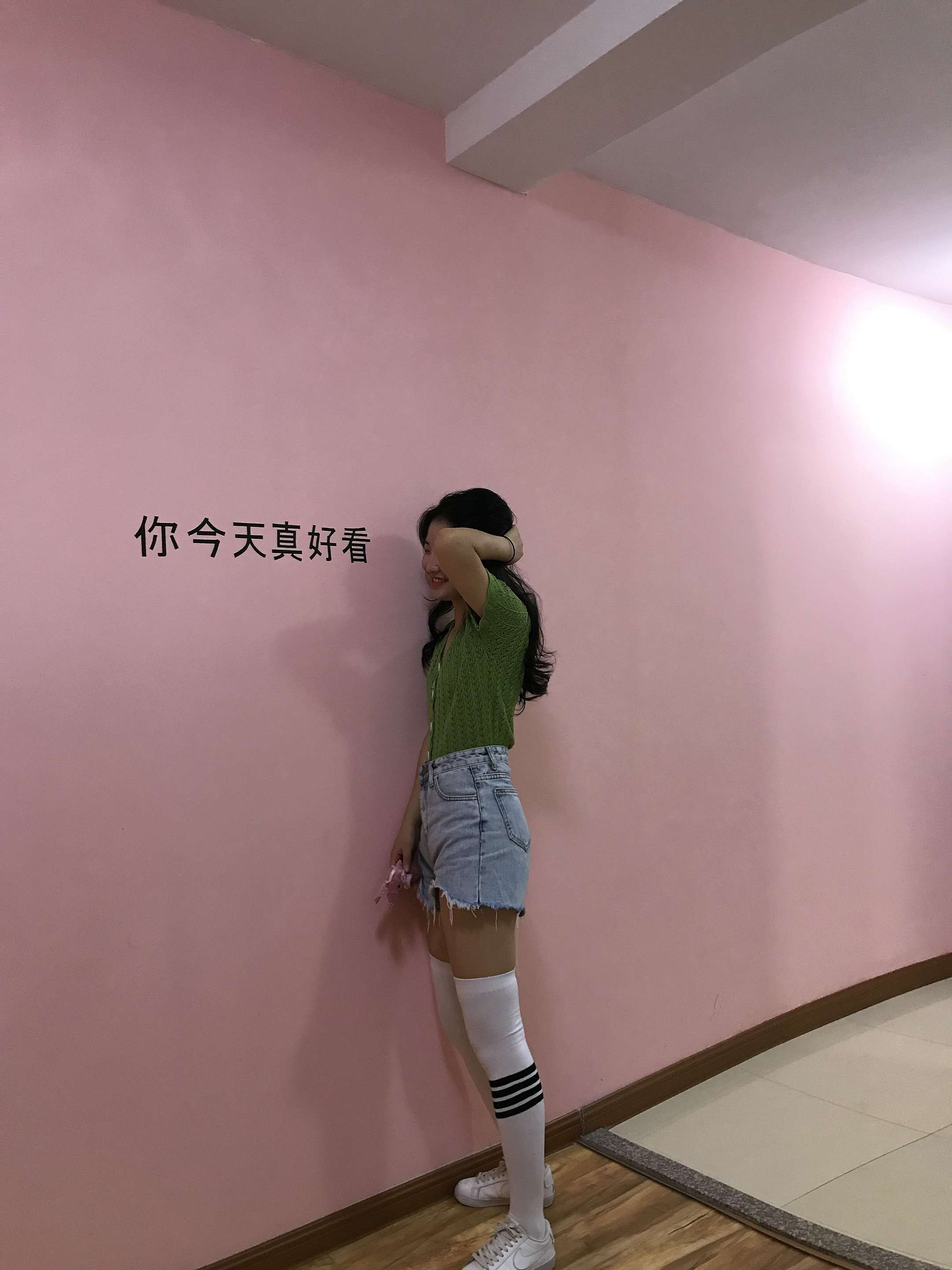 《热裤板鞋长白丝袜脚丫+2个视频》作品图