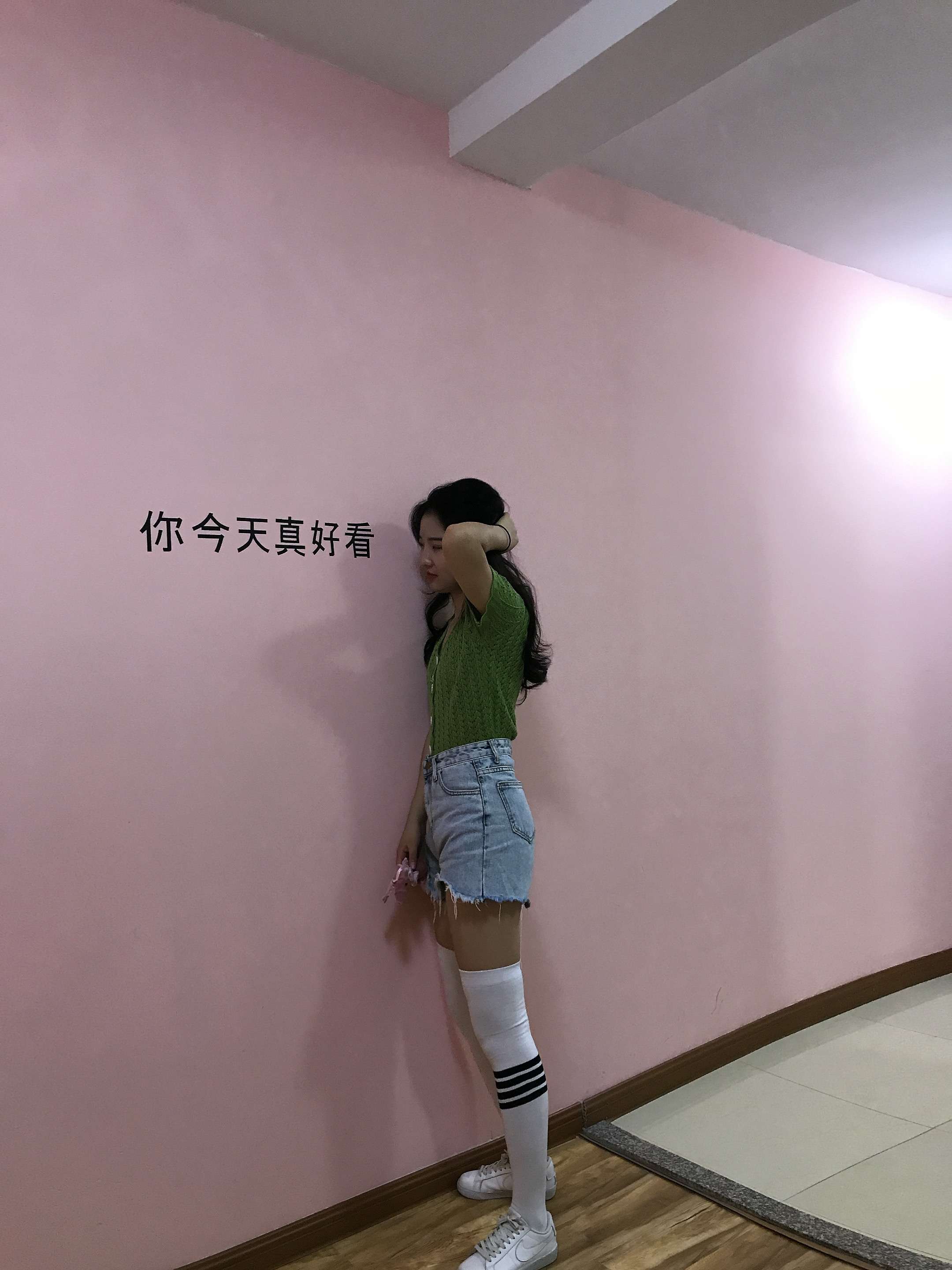 《热裤板鞋长白丝袜脚丫+2个视频》作品图