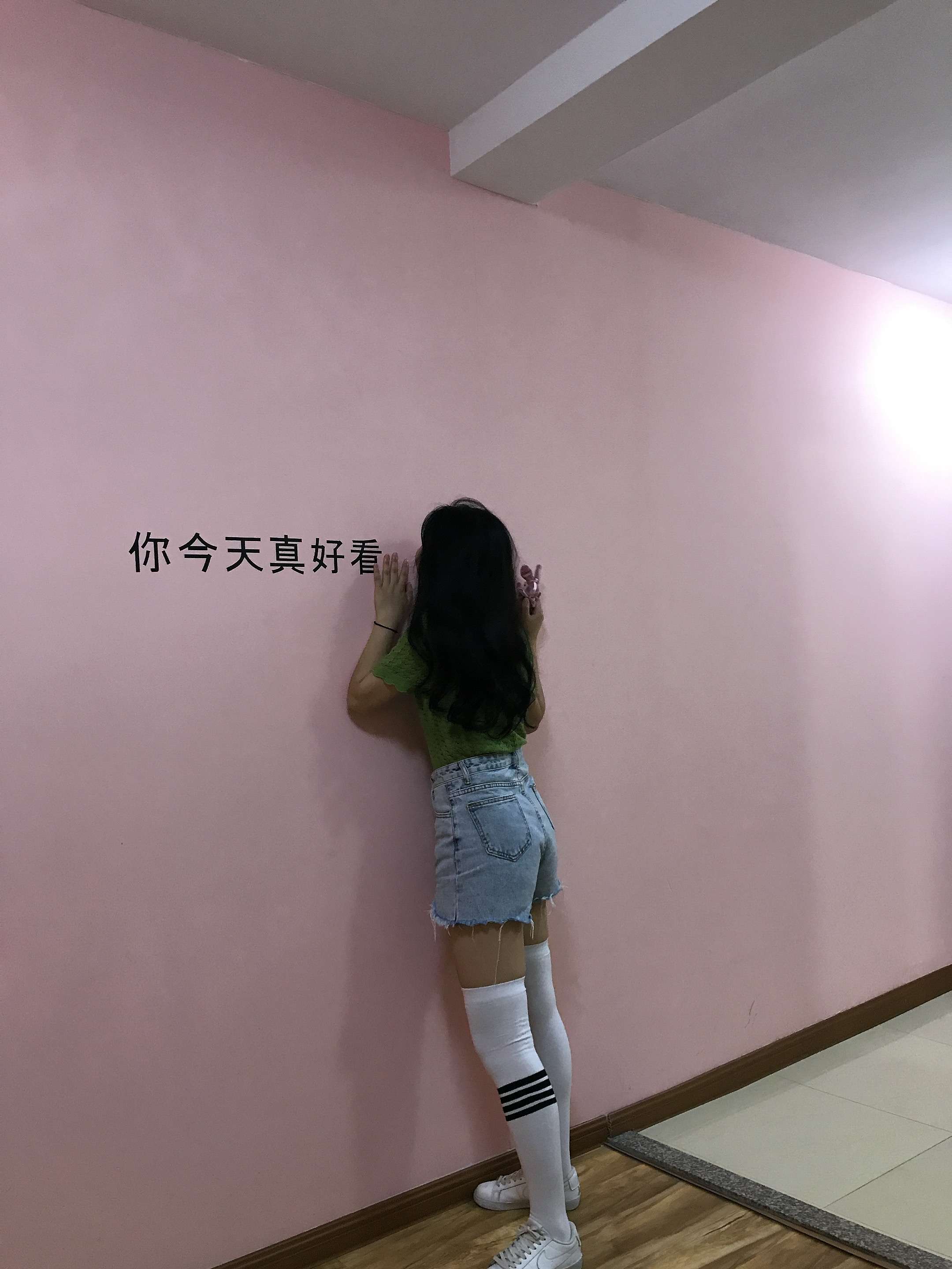 《热裤板鞋长白丝袜脚丫+2个视频》作品图