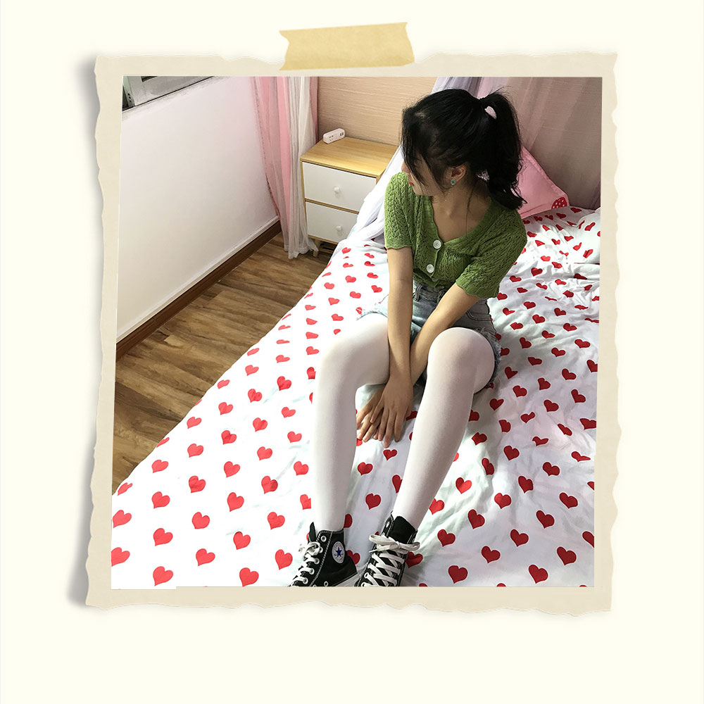 寝室里的帆布鞋の丝袜脚丫