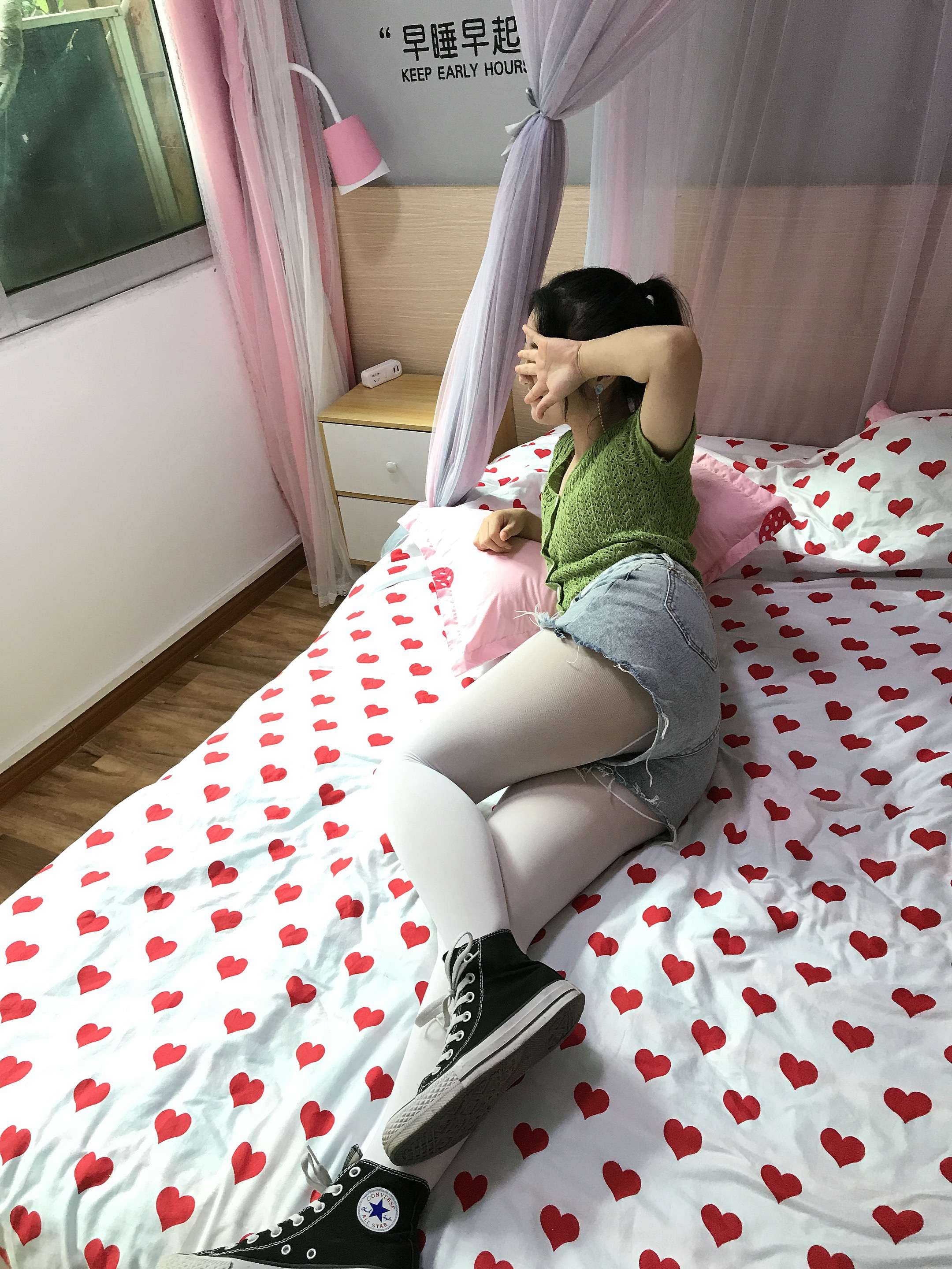 《寝室里的帆布鞋の丝袜脚丫》作品图