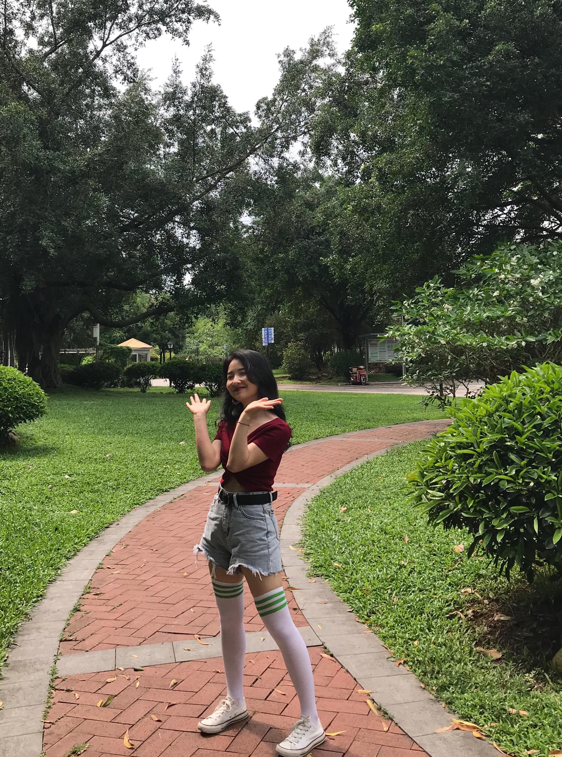 《学妹热裤帆布鞋の棉袜脚丫》作品图