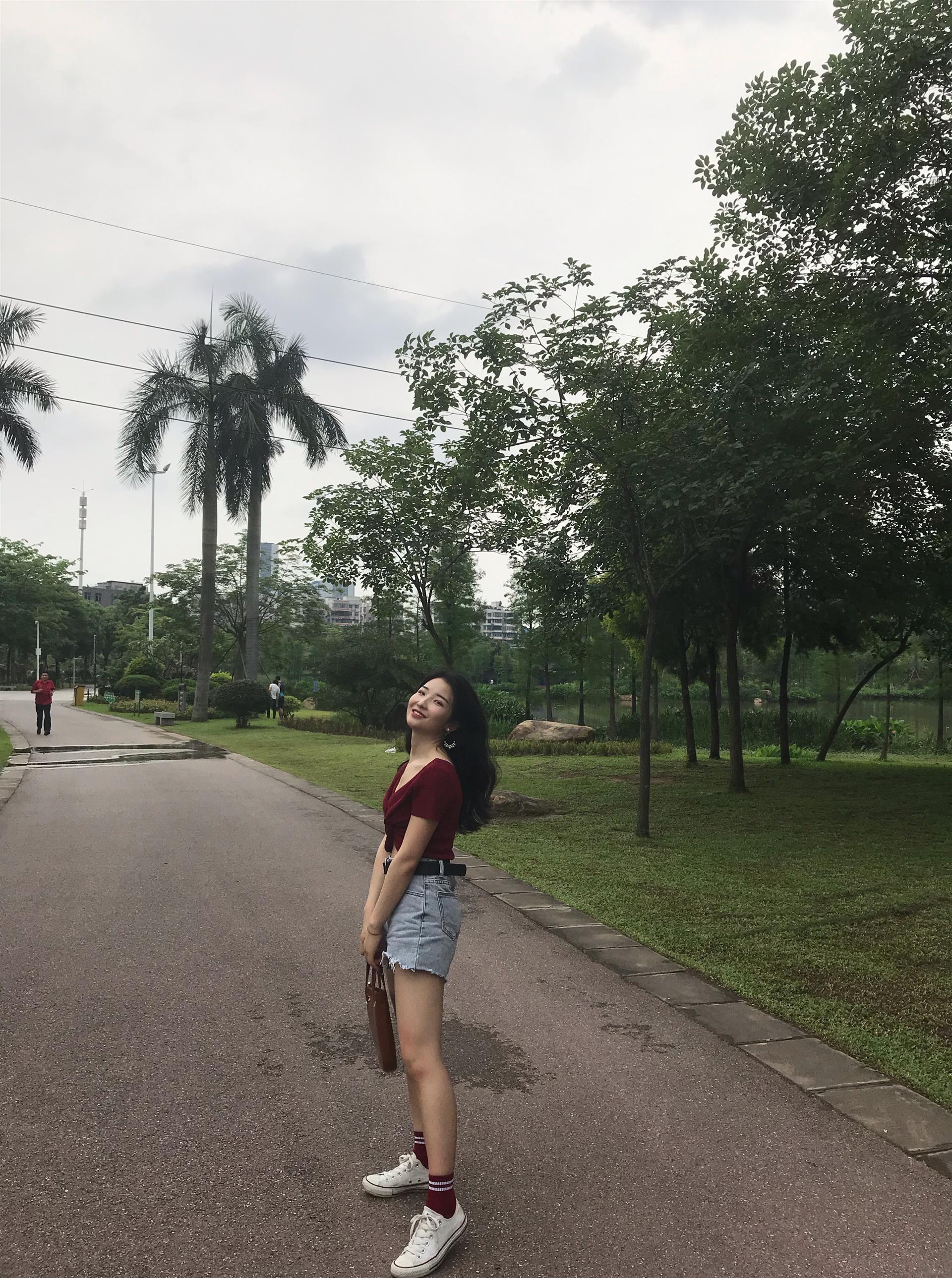 《学妹热裤帆布鞋の棉袜脚丫》作品图