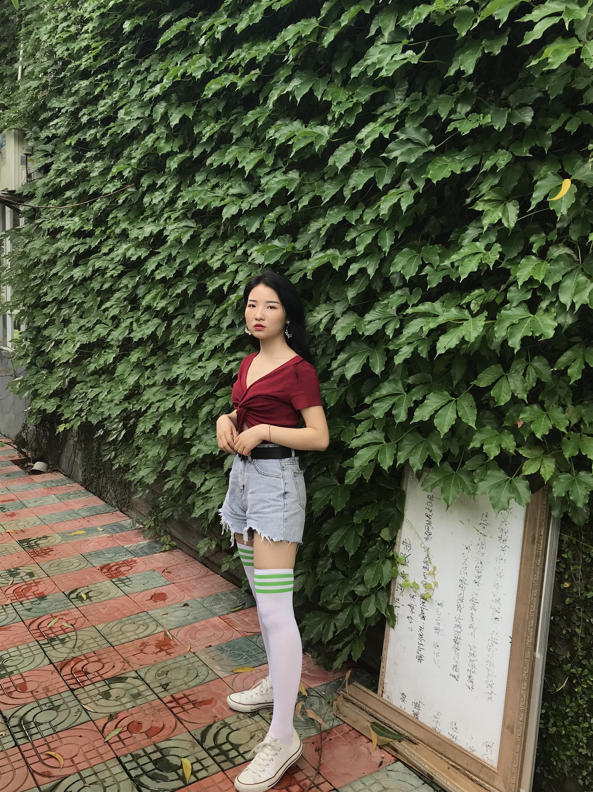 《学妹热裤帆布鞋の棉袜脚丫》作品图