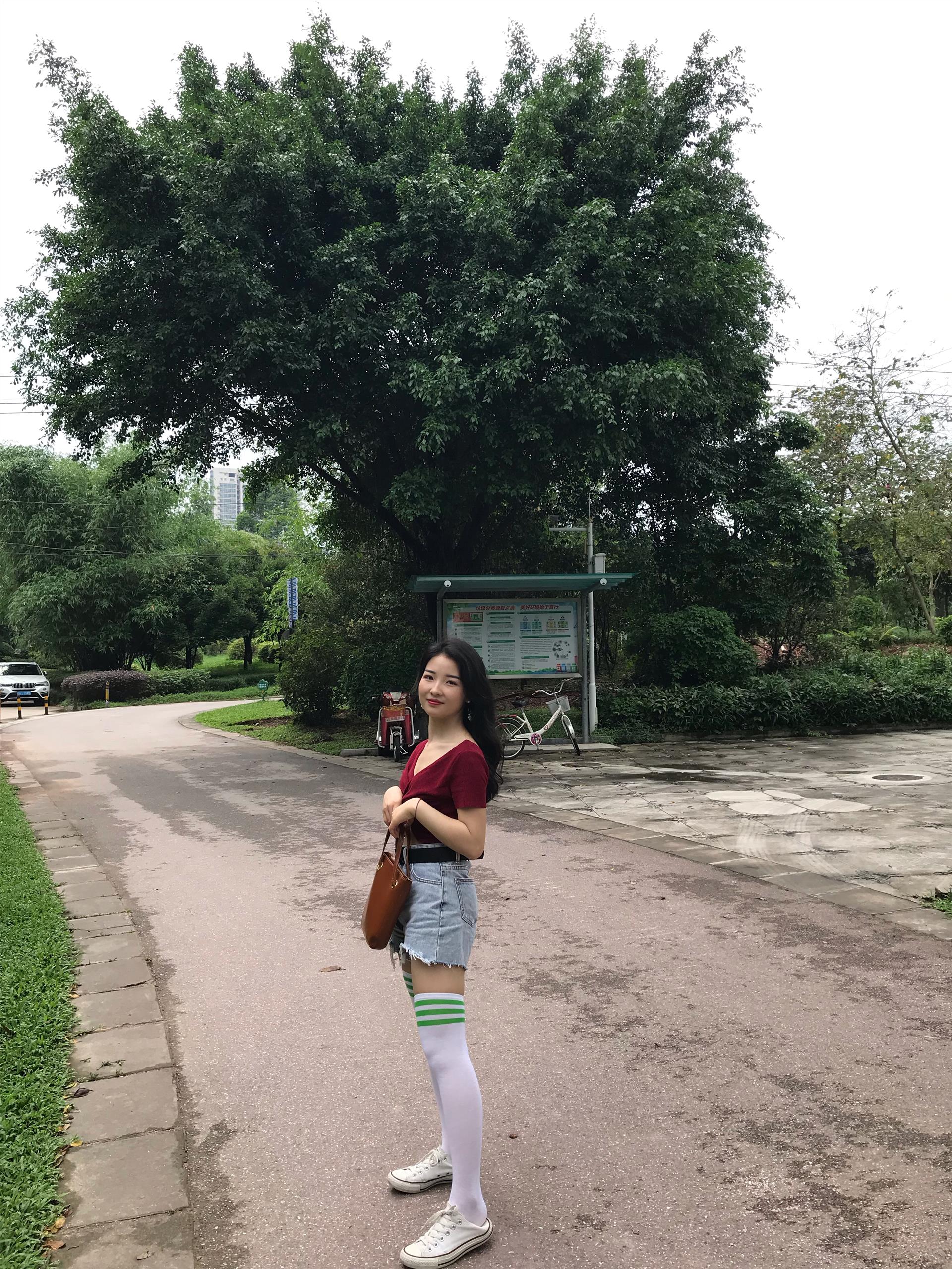 《学妹热裤帆布鞋の棉袜脚丫》作品图