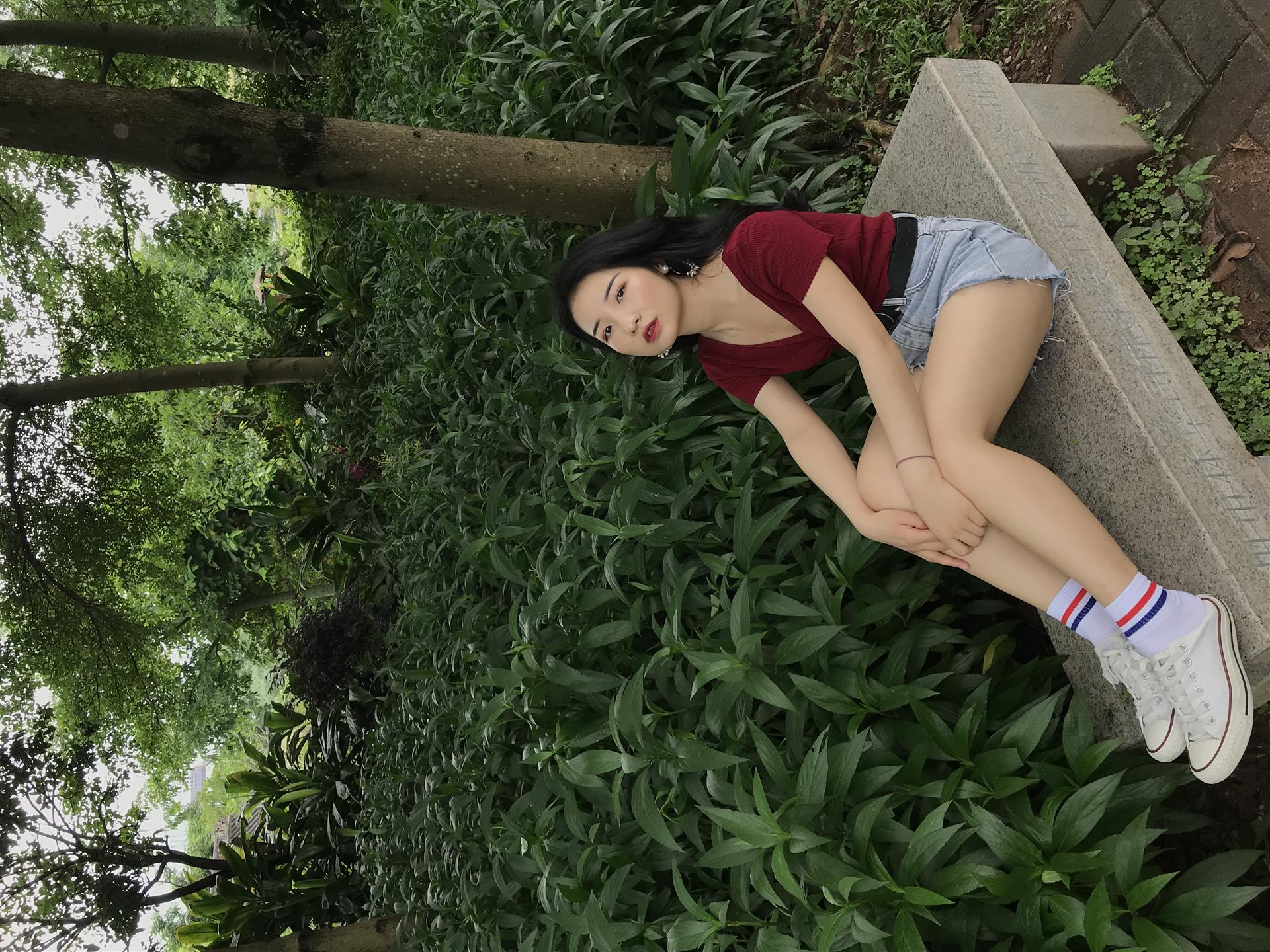 《学妹热裤帆布鞋の棉袜脚丫》作品图