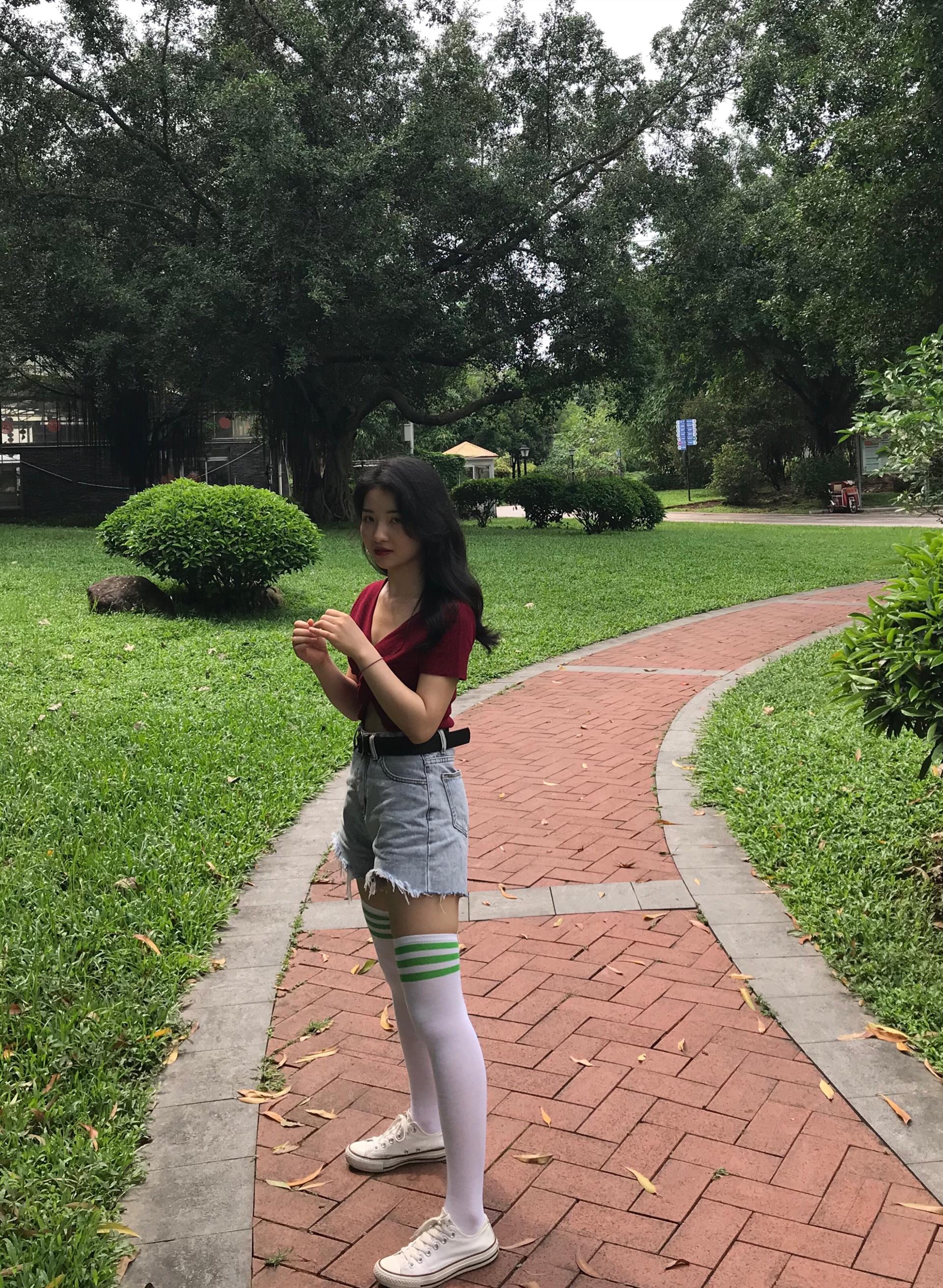 《学妹热裤帆布鞋の棉袜脚丫》作品图