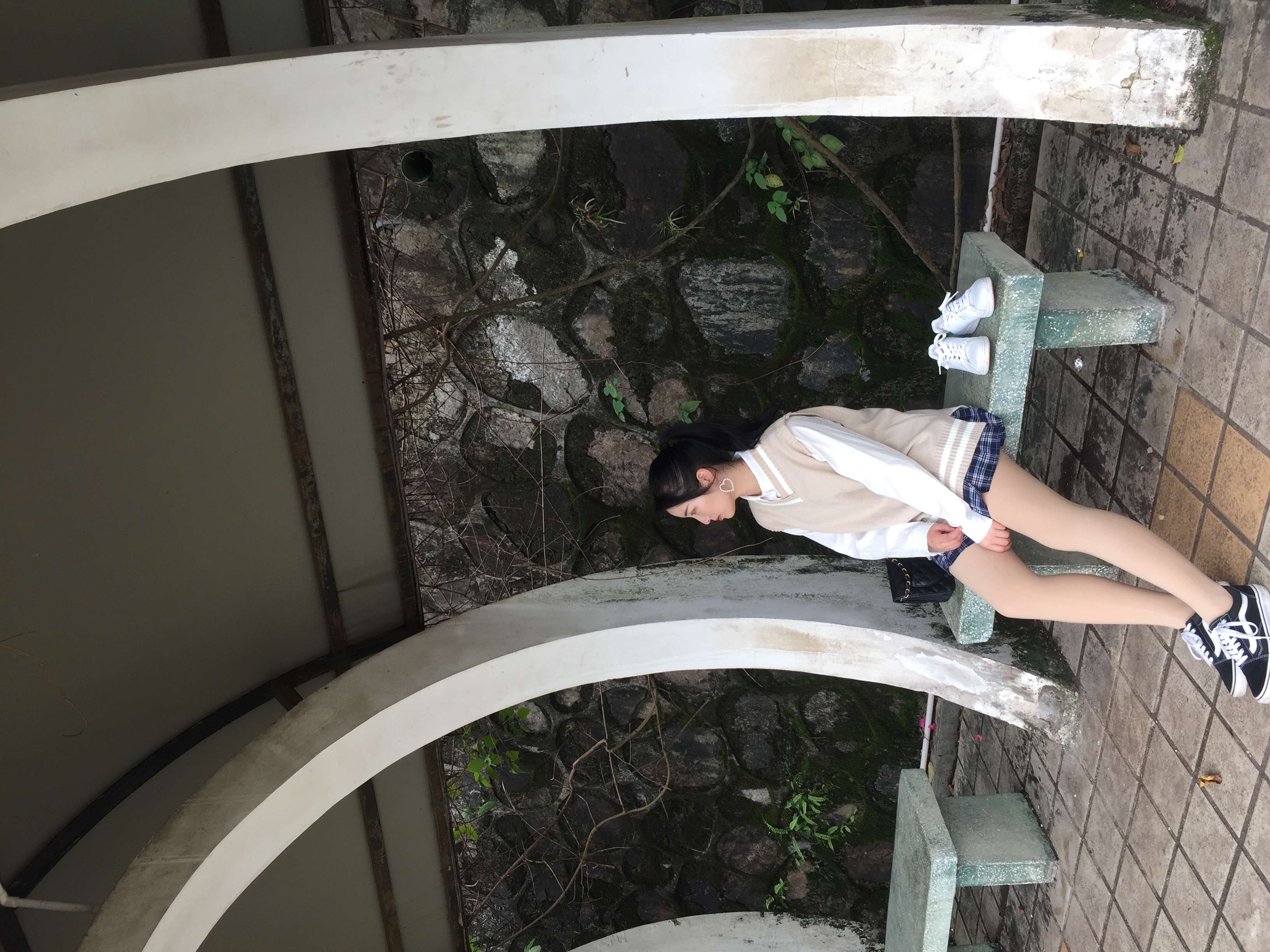 《体育馆帆布鞋の白棉袜脚丫》作品图