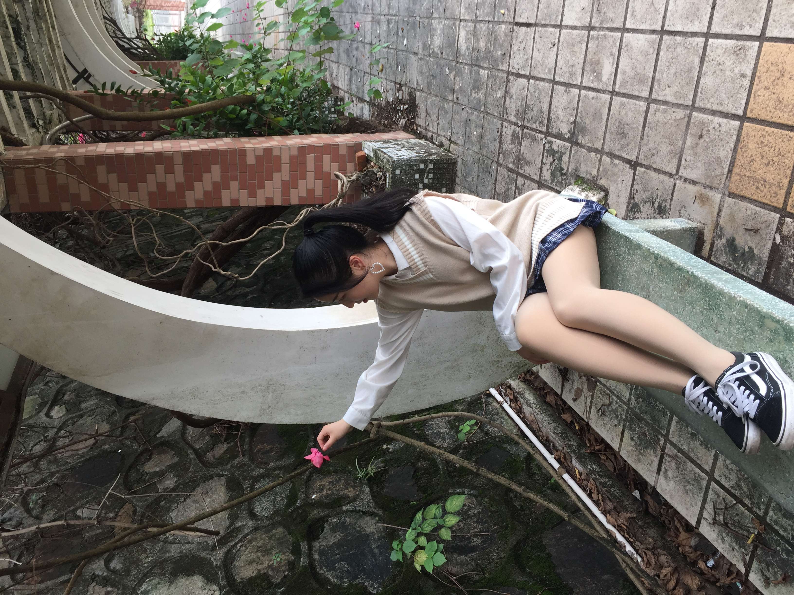 《体育馆帆布鞋の白棉袜脚丫》作品图