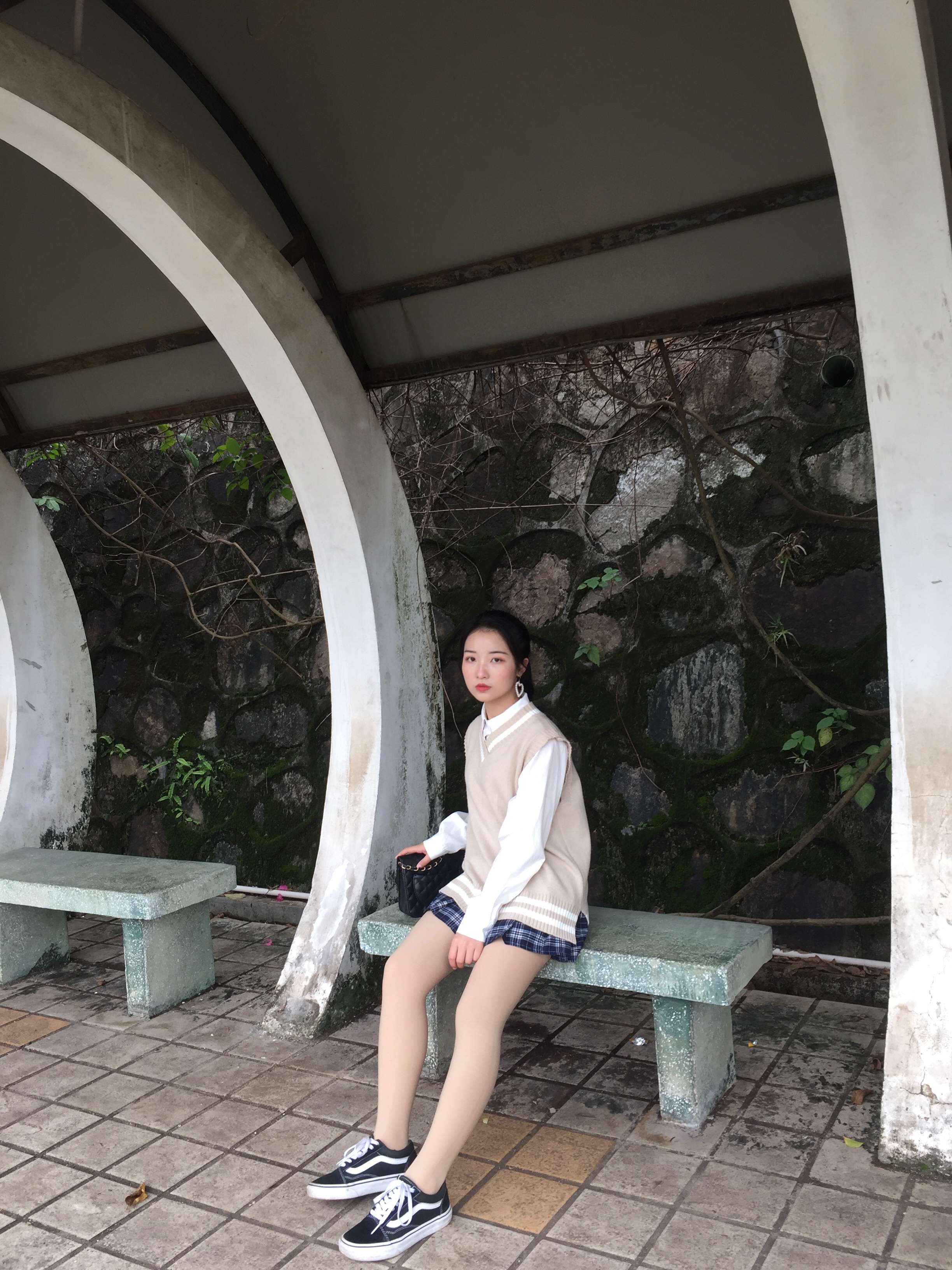 《体育馆帆布鞋の白棉袜脚丫》作品图