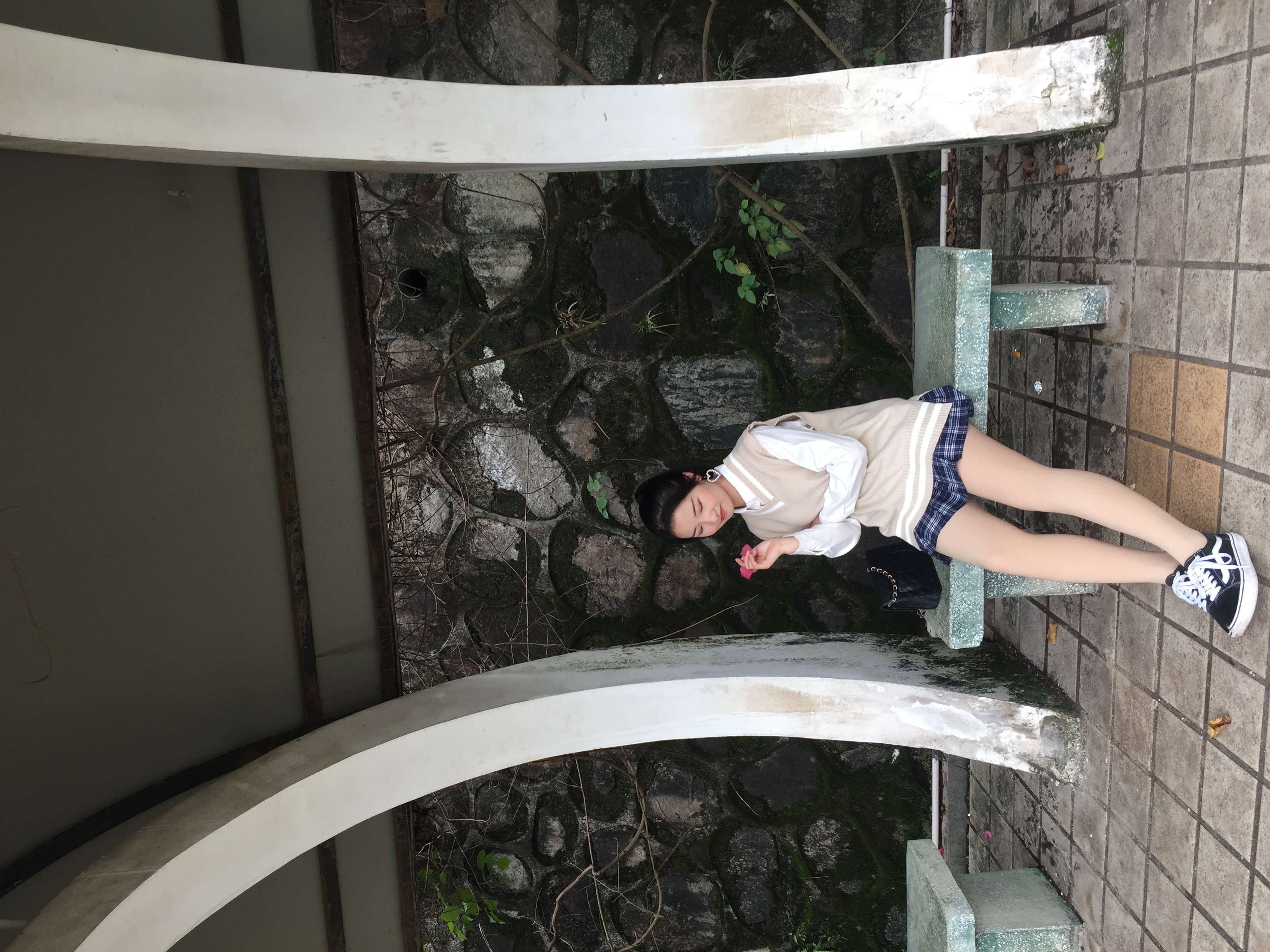 《体育馆帆布鞋の白棉袜脚丫》作品图