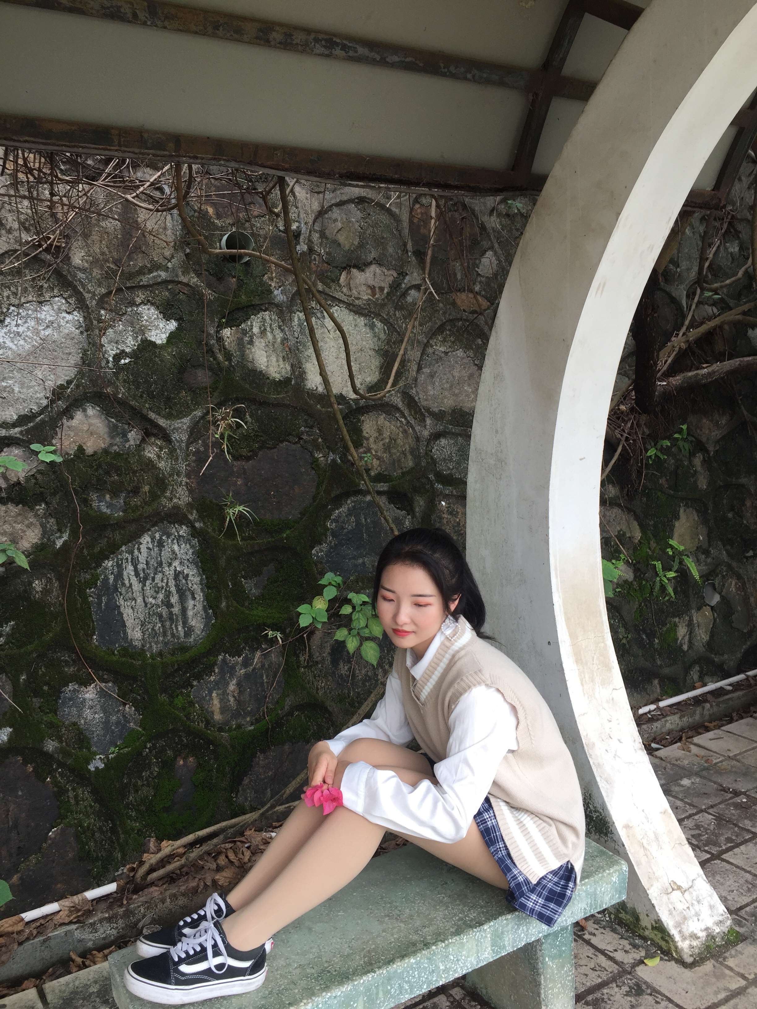 《体育馆帆布鞋の白棉袜脚丫》作品图