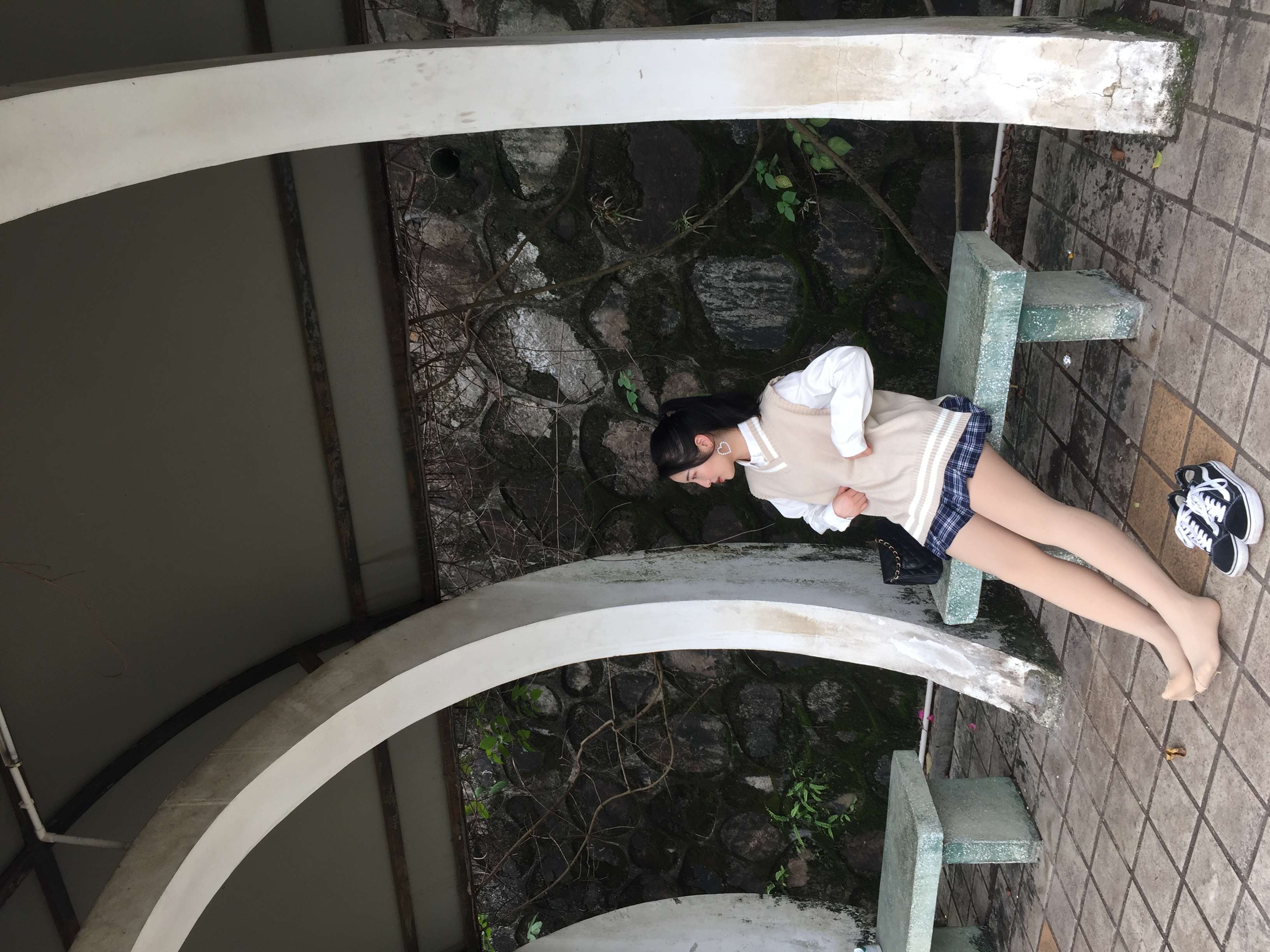 《体育馆帆布鞋の白棉袜脚丫》作品图