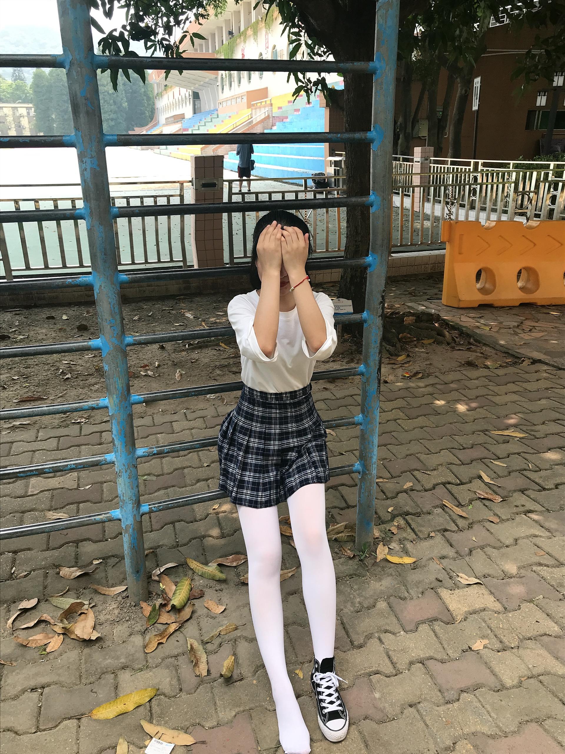 《操场帆布鞋の丝袜脚丫》作品图