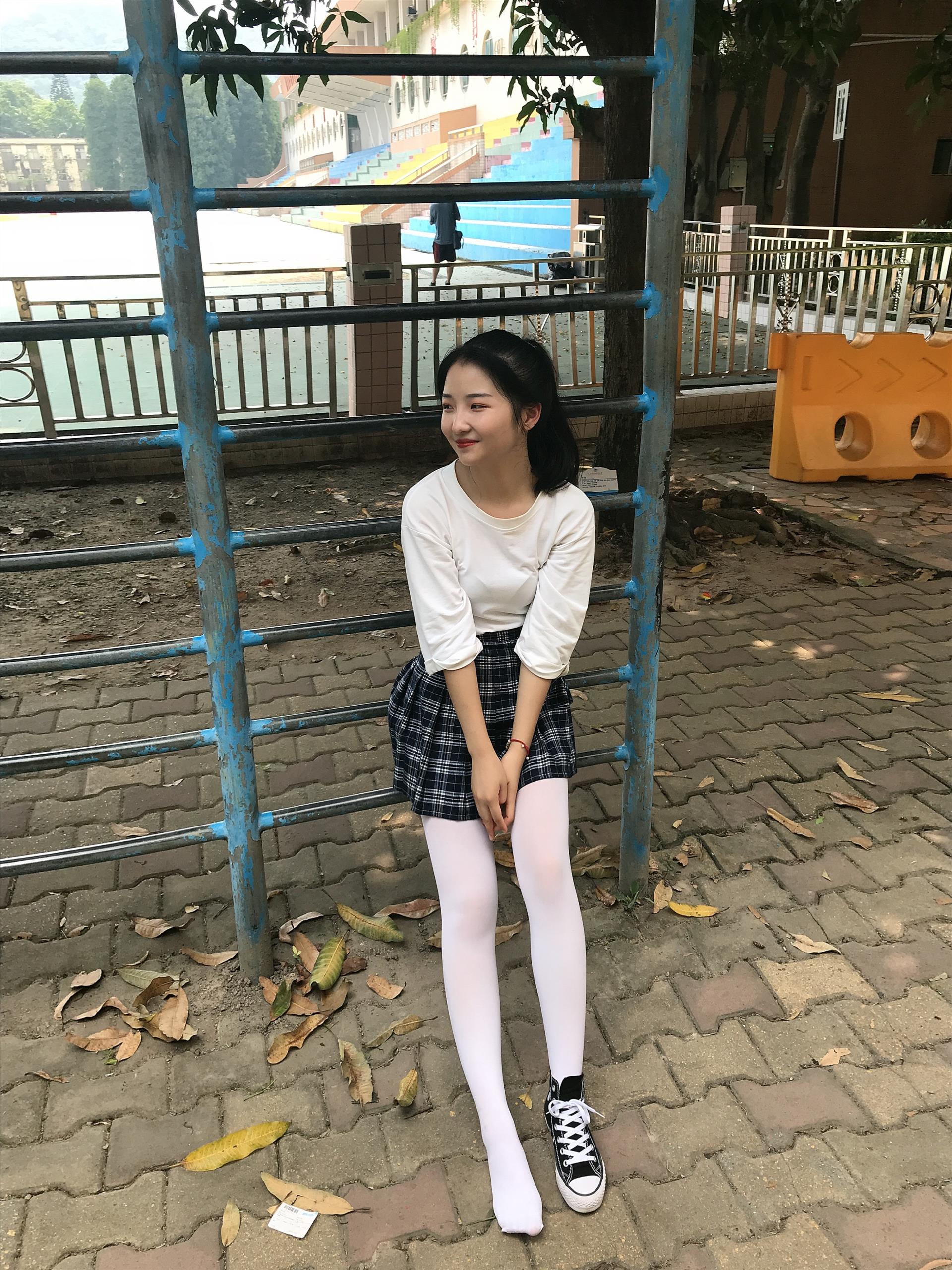 《操场帆布鞋の丝袜脚丫》作品图