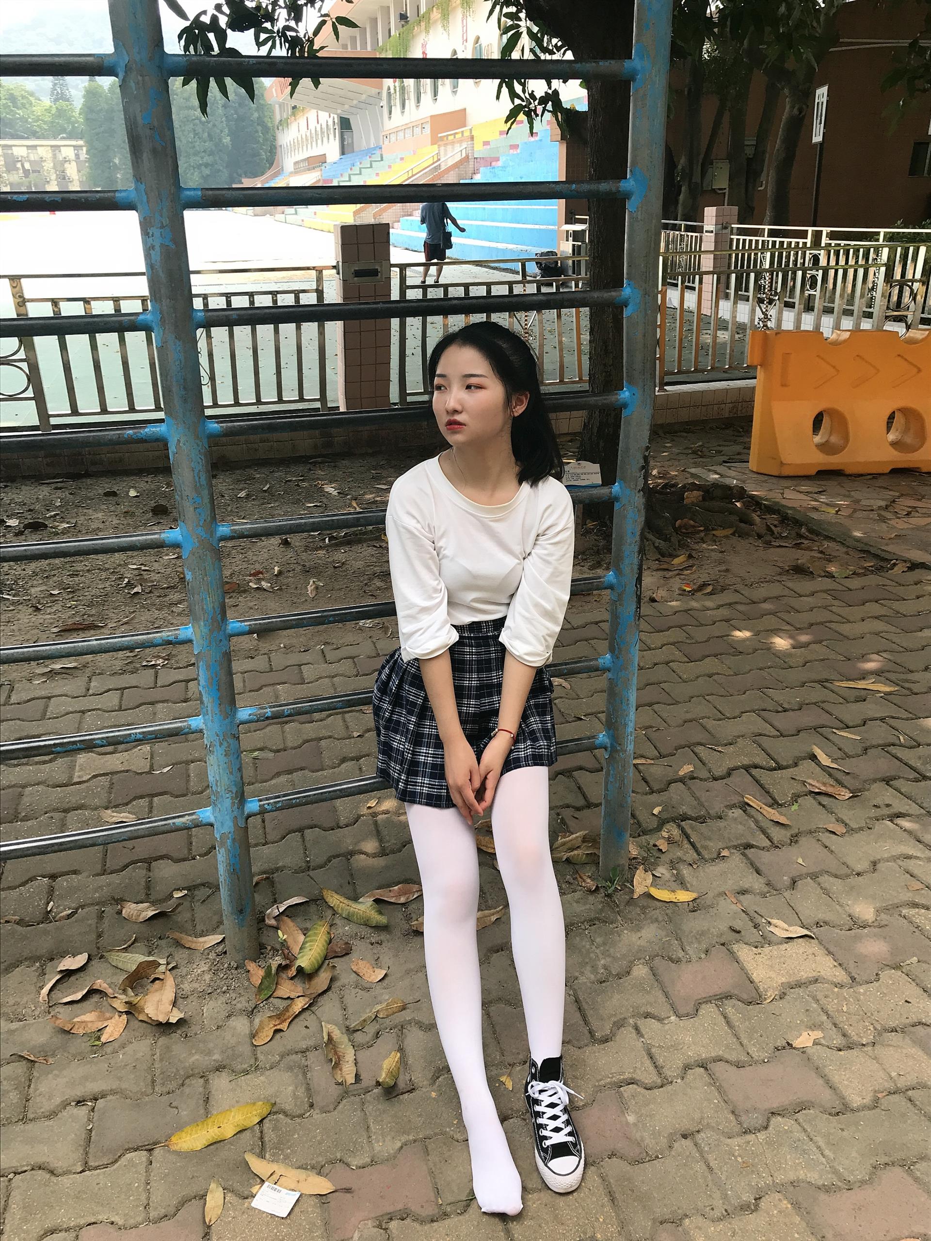 《操场帆布鞋の丝袜脚丫》作品图