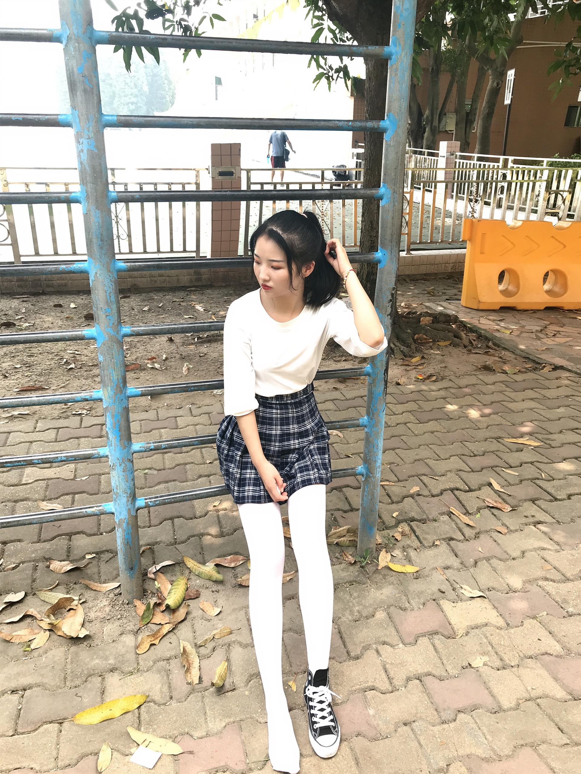 《操场帆布鞋の丝袜脚丫》作品图