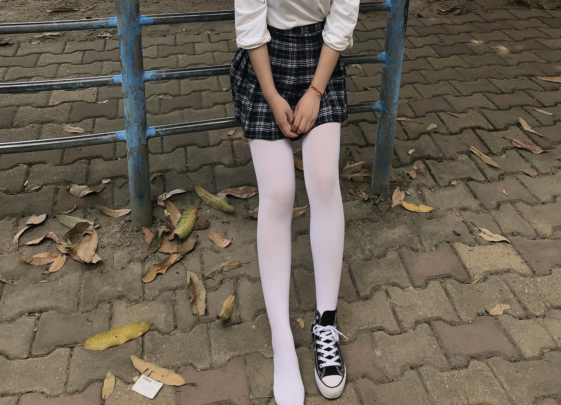 《操场帆布鞋の丝袜脚丫》作品图