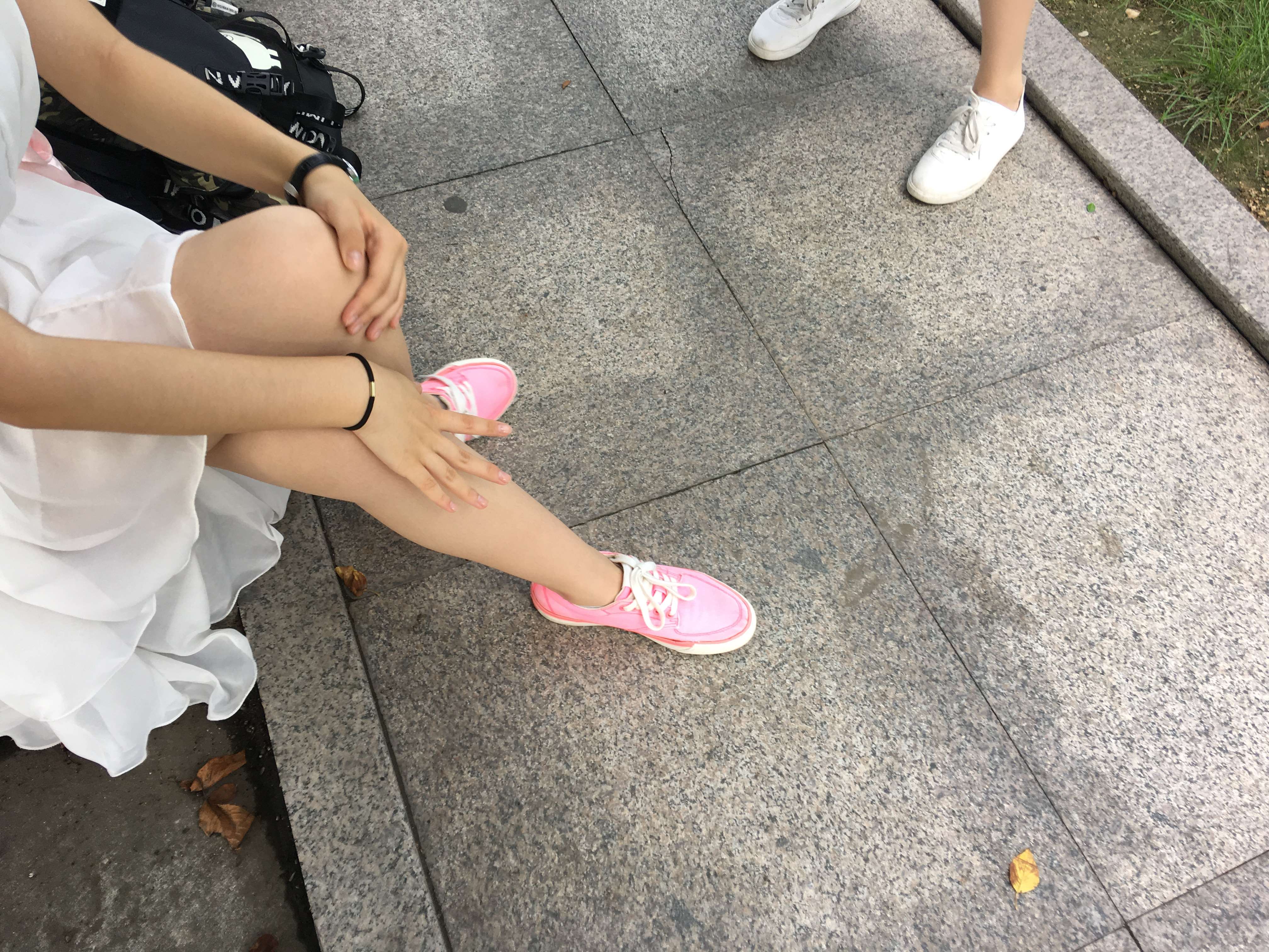 《学妹板鞋の棉袜脚丫》作品图