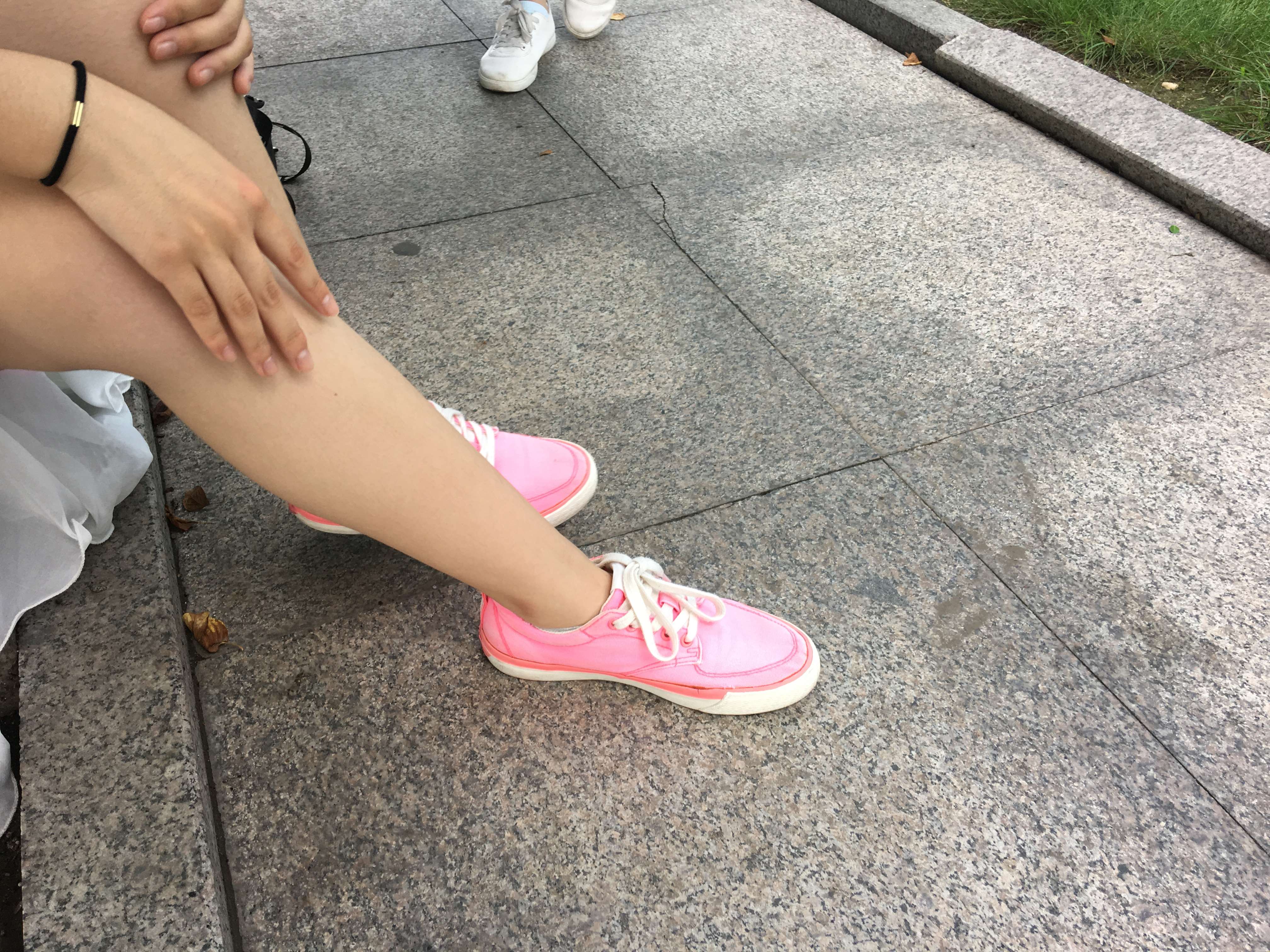 《学妹板鞋の棉袜脚丫》作品图