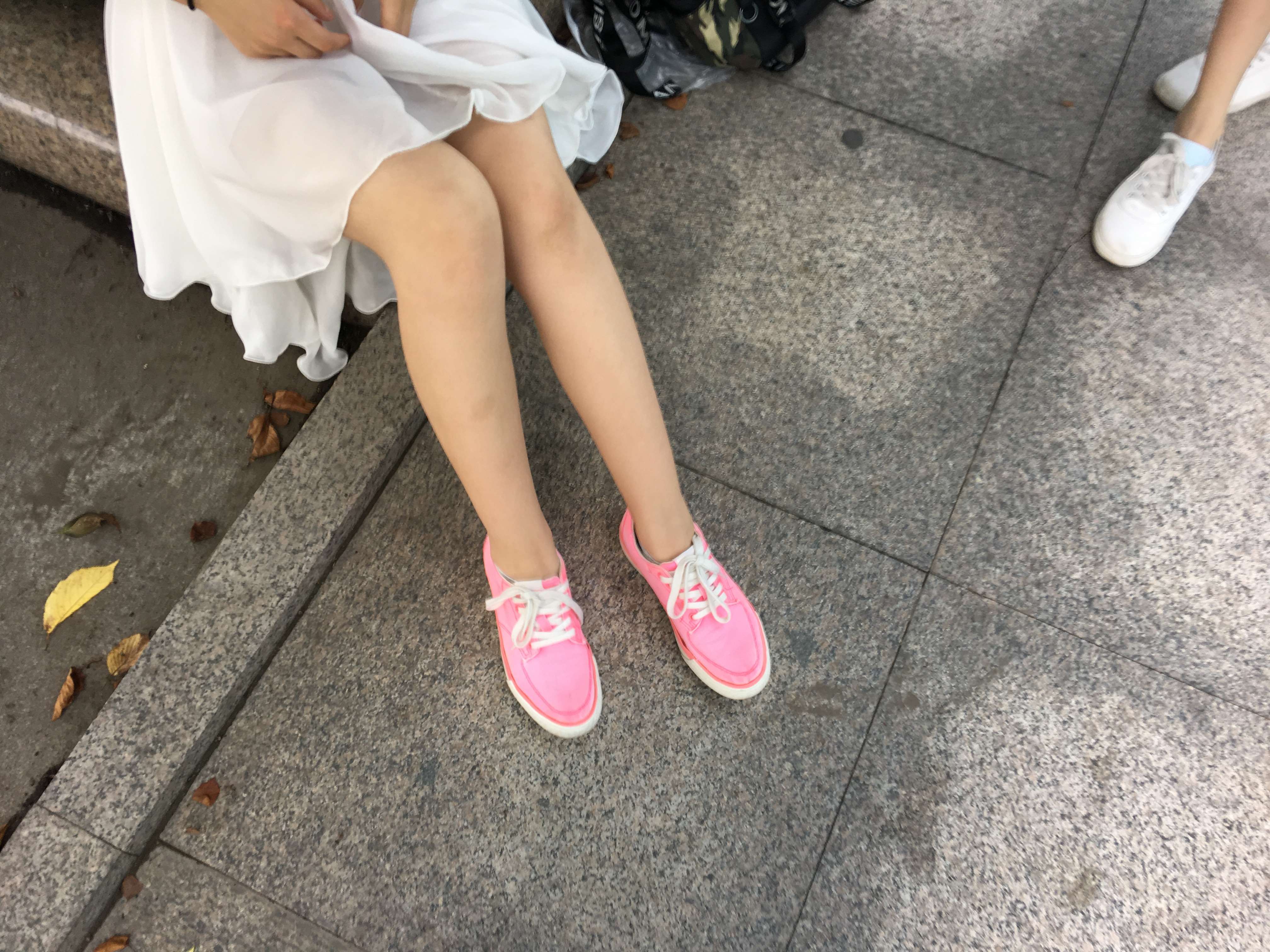 《学妹板鞋の棉袜脚丫》作品图