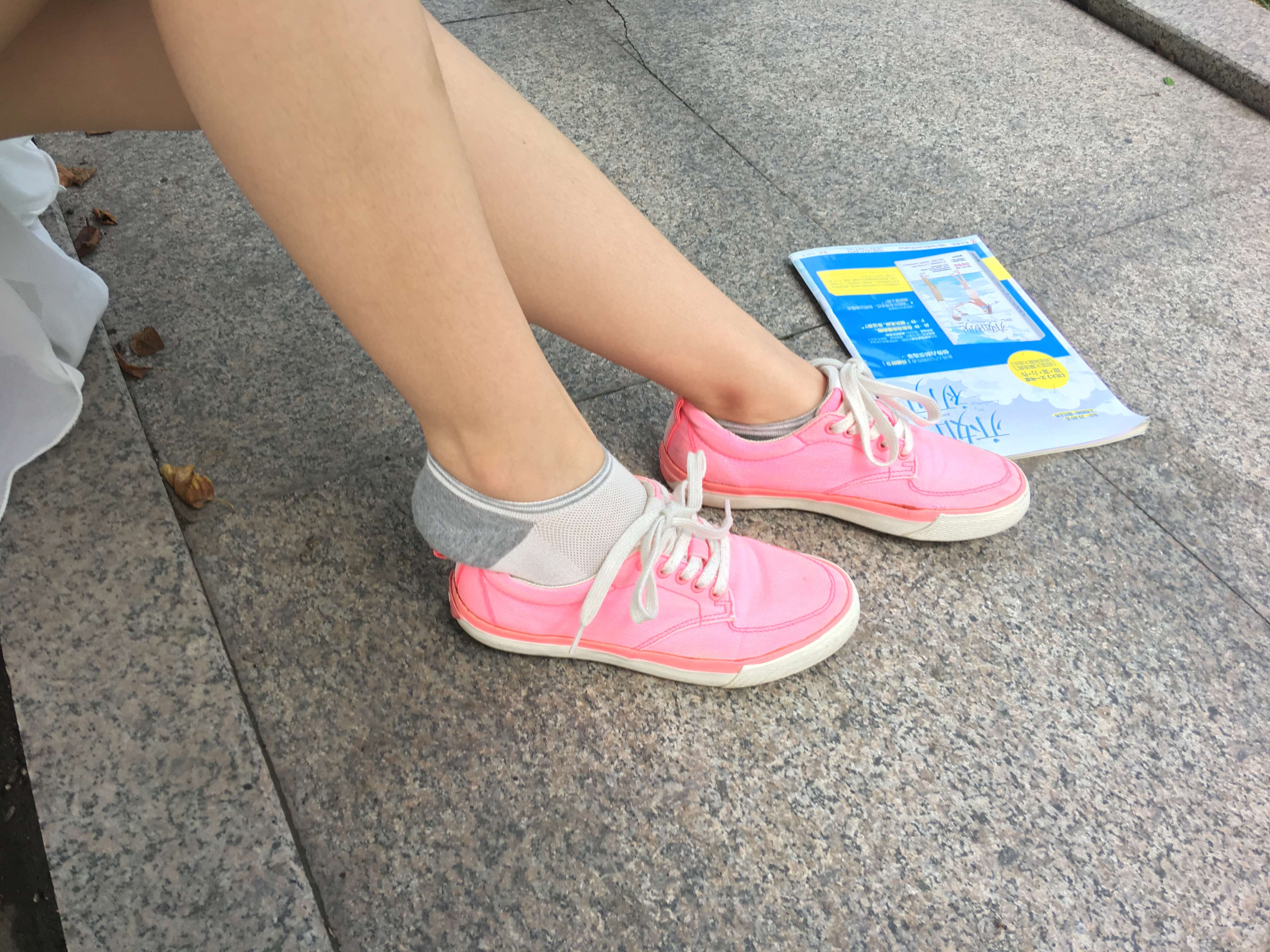 《学妹板鞋の棉袜脚丫》作品图