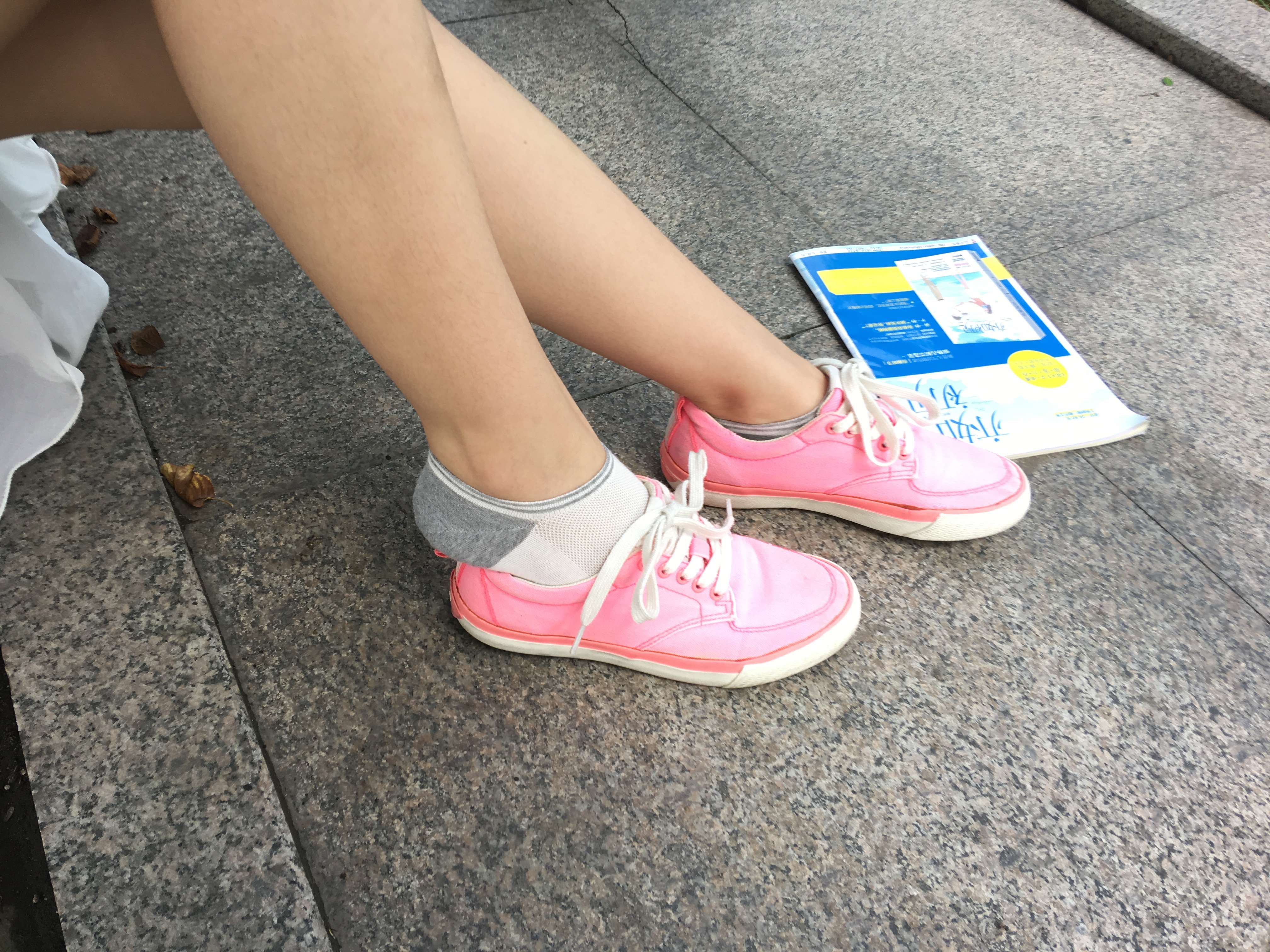 《学妹板鞋の棉袜脚丫》作品图