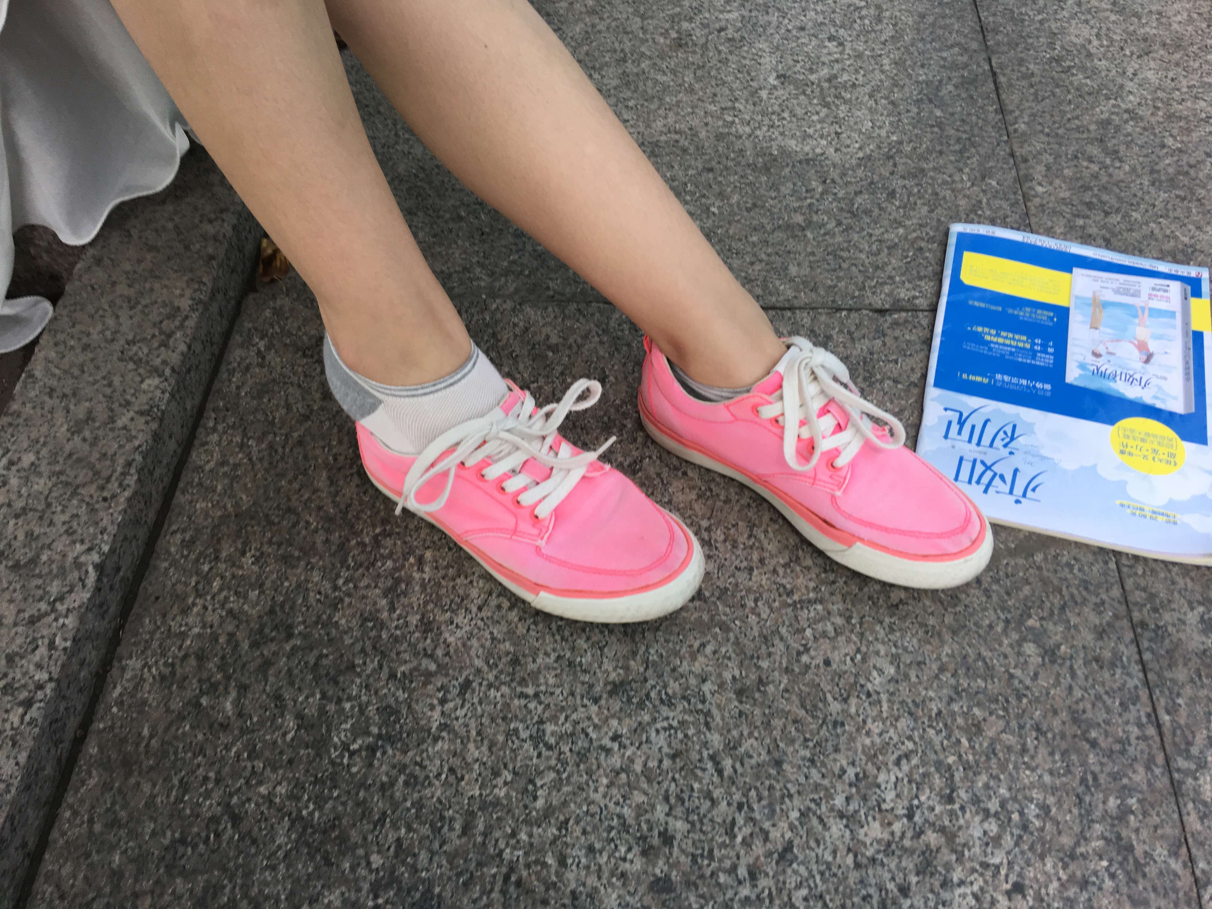 《学妹板鞋の棉袜脚丫》作品图