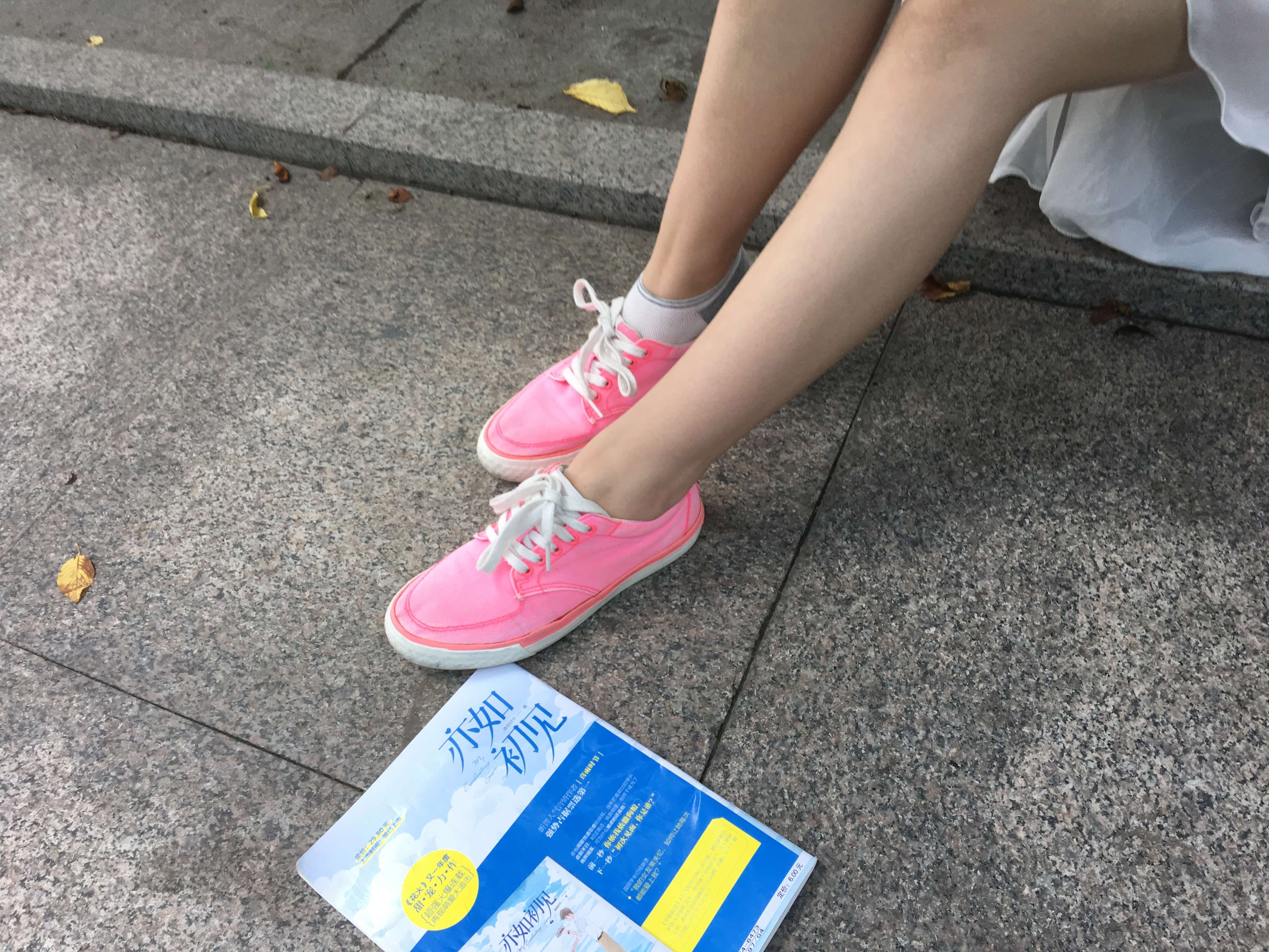 《学妹板鞋の棉袜脚丫》作品图