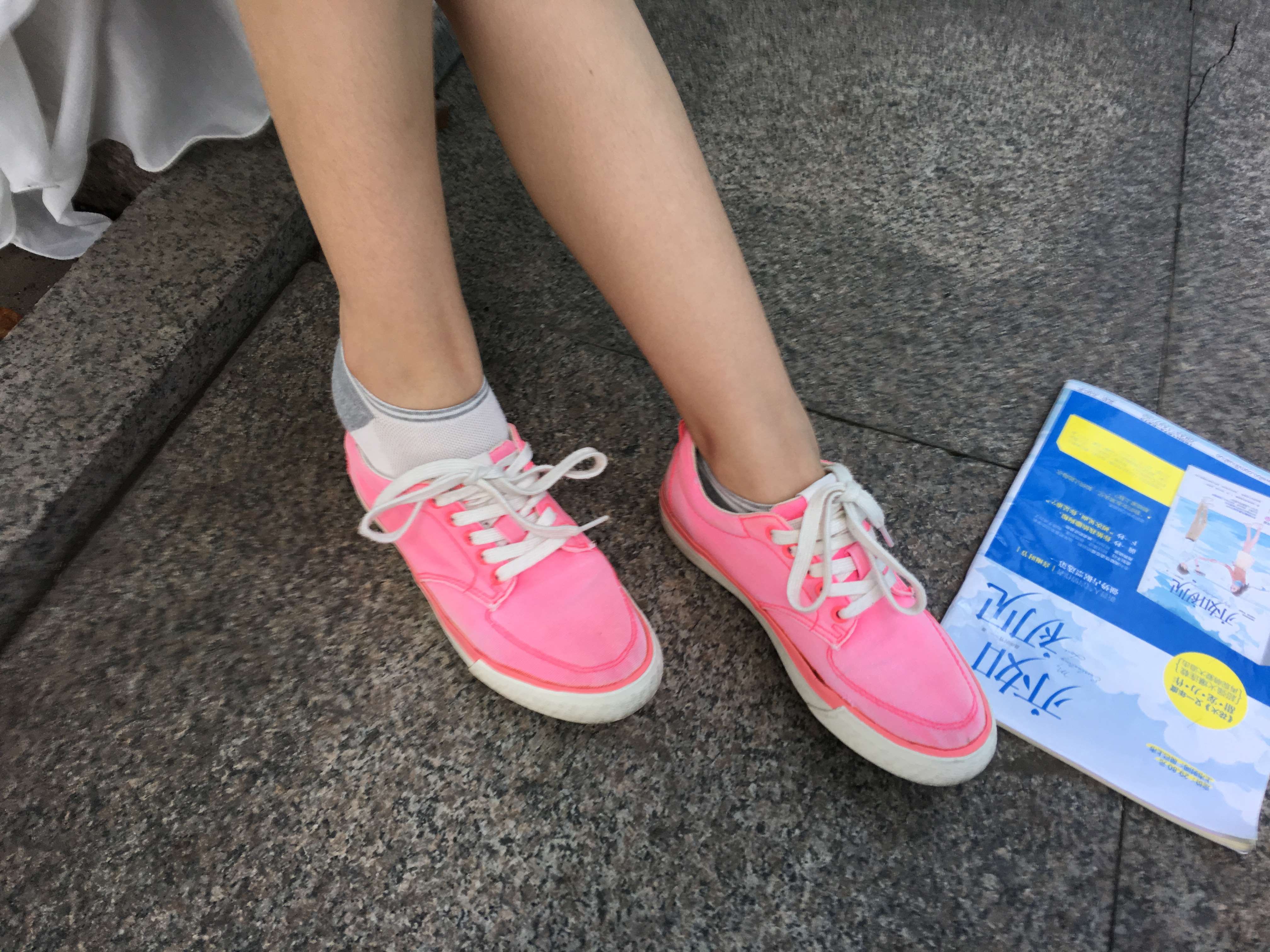 《学妹板鞋の棉袜脚丫》作品图