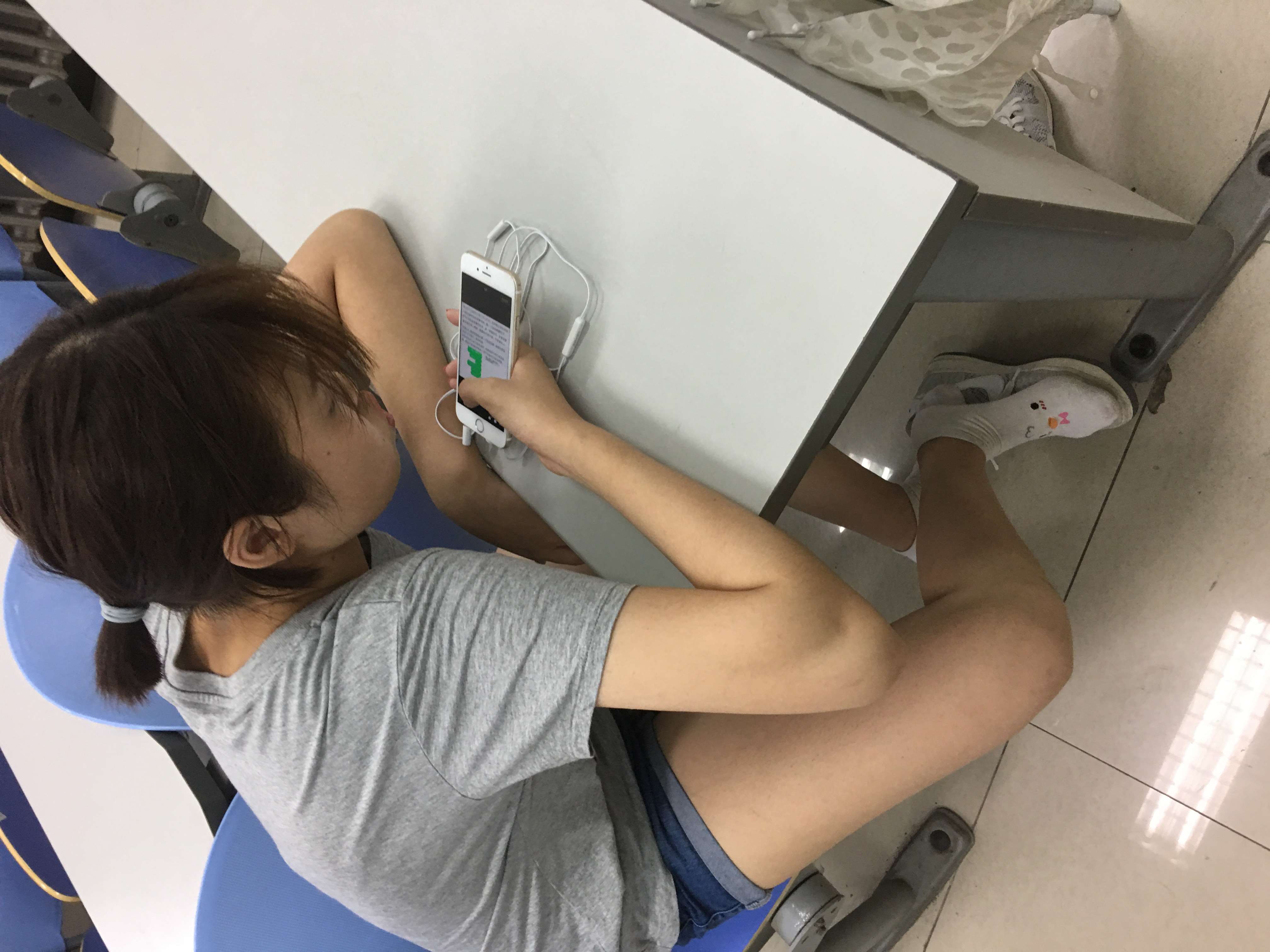 《学妹多套棉袜互换上》作品图