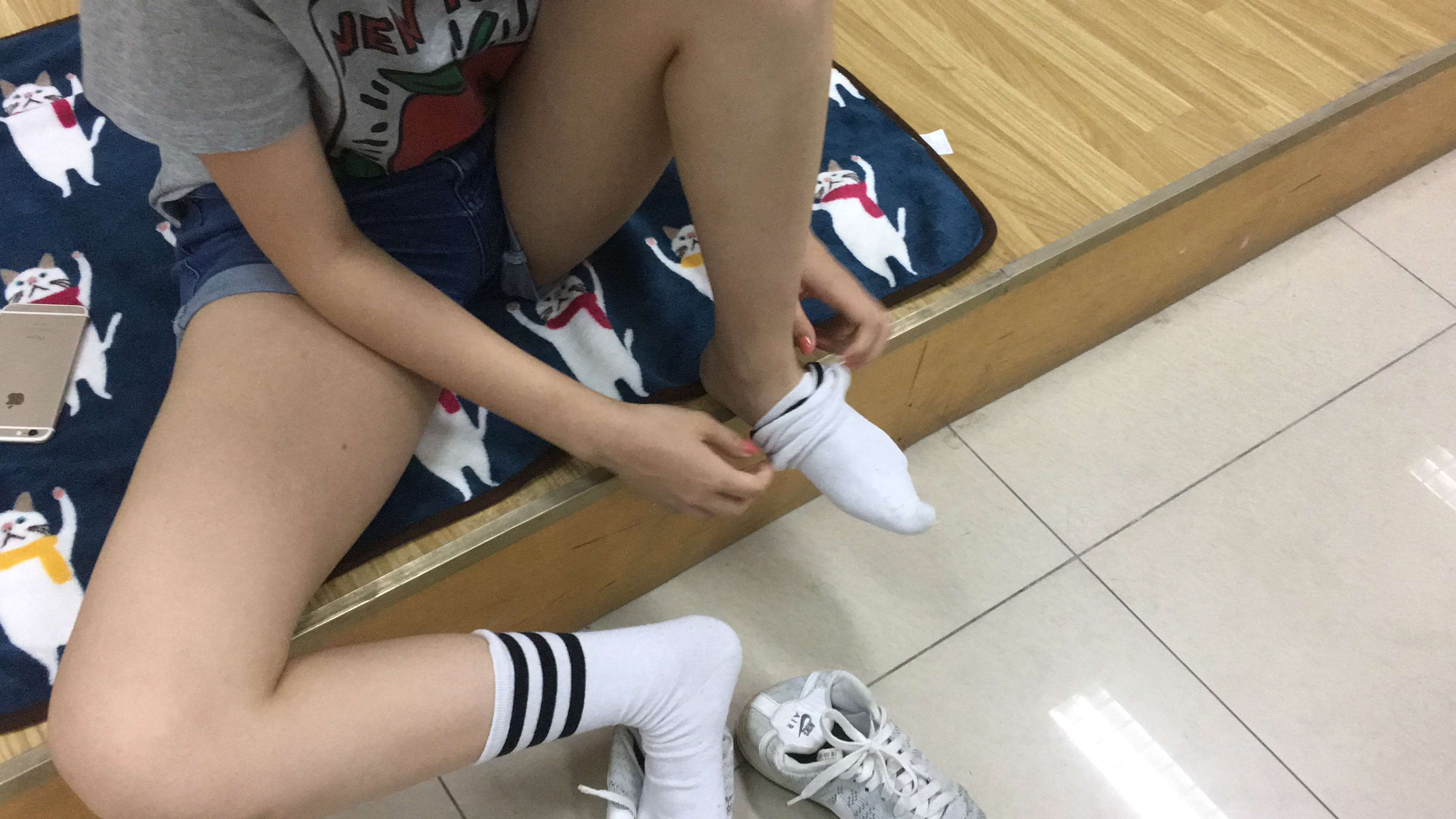 《学妹多套棉袜互换下》作品图