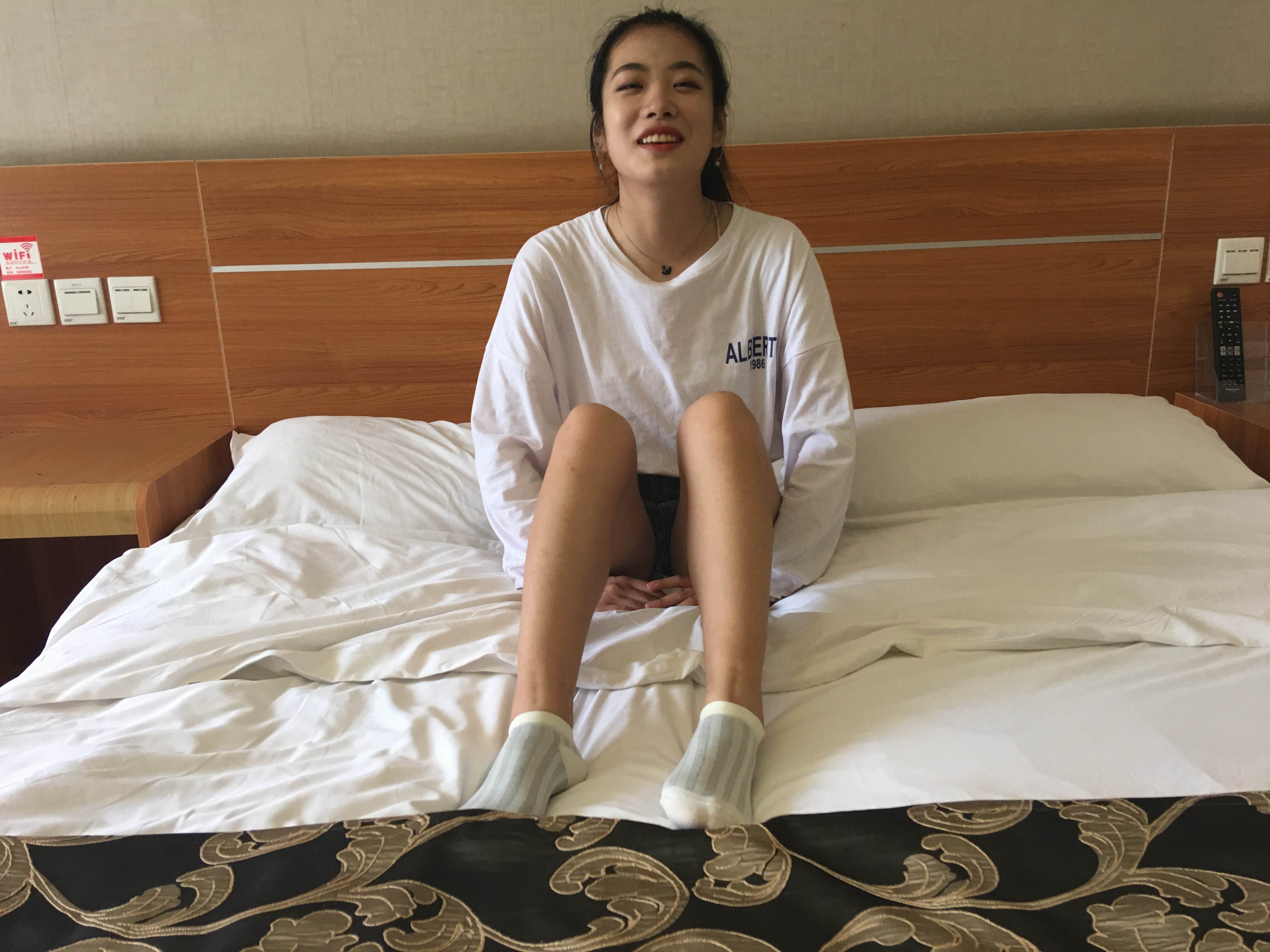 《旅馆越拍学妹棉袜脚丫》作品图