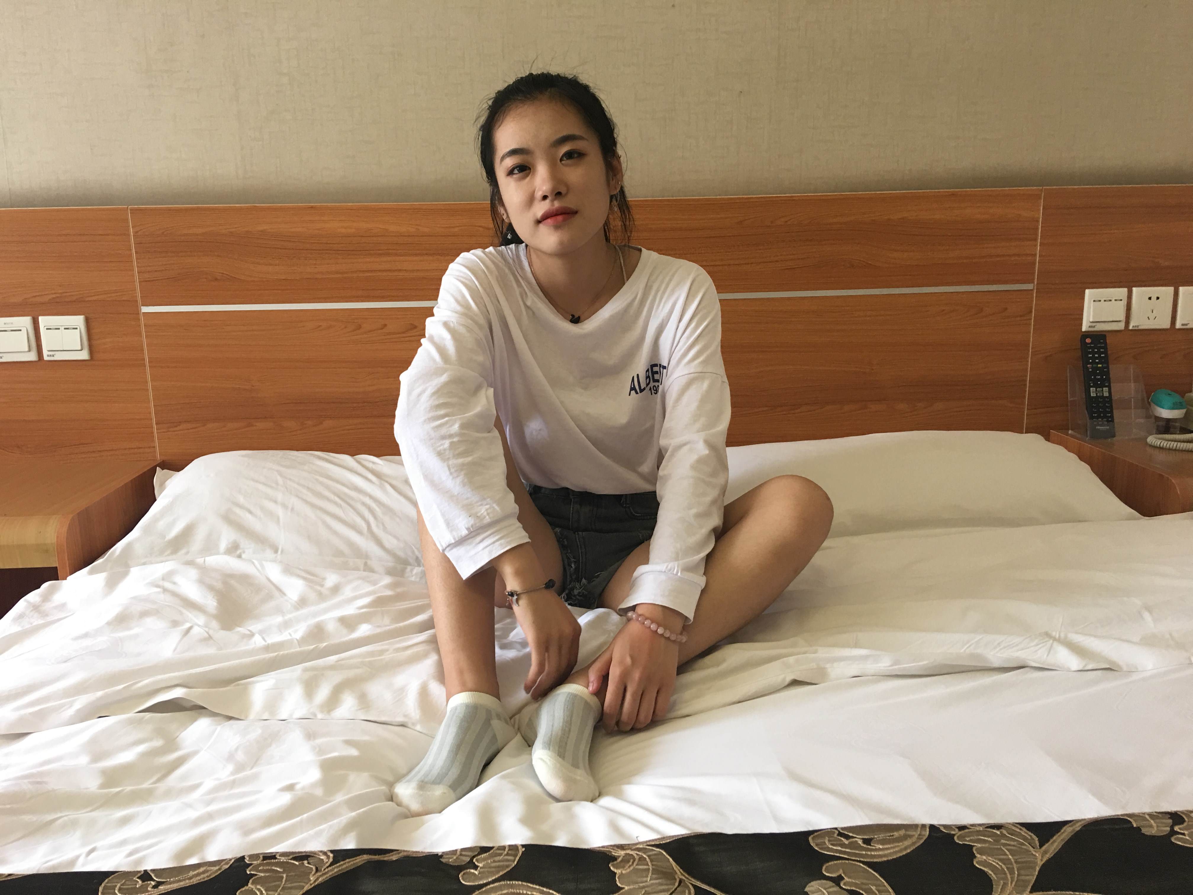 《旅馆越拍学妹棉袜脚丫》作品图