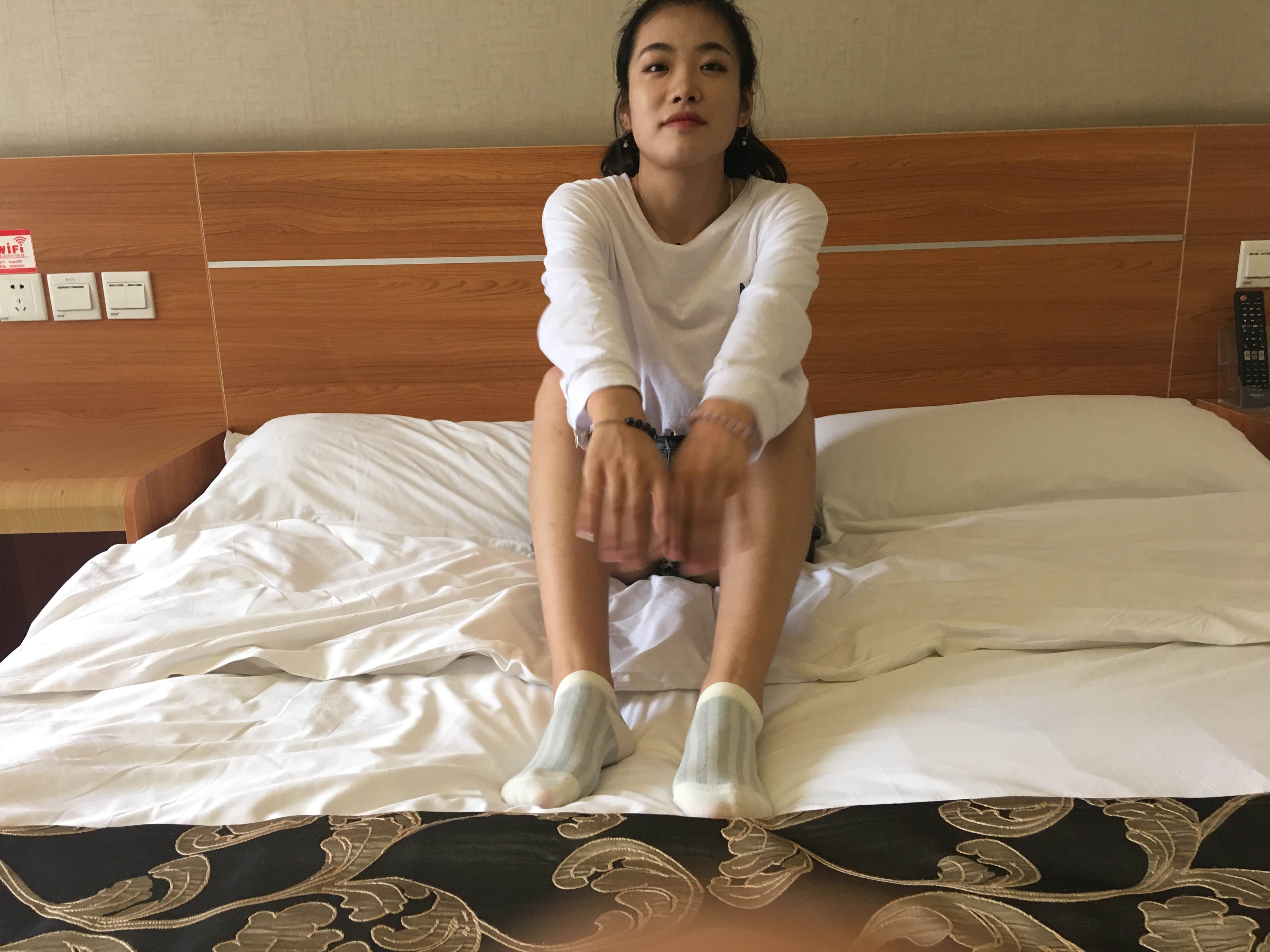 《旅馆越拍学妹棉袜脚丫》作品图