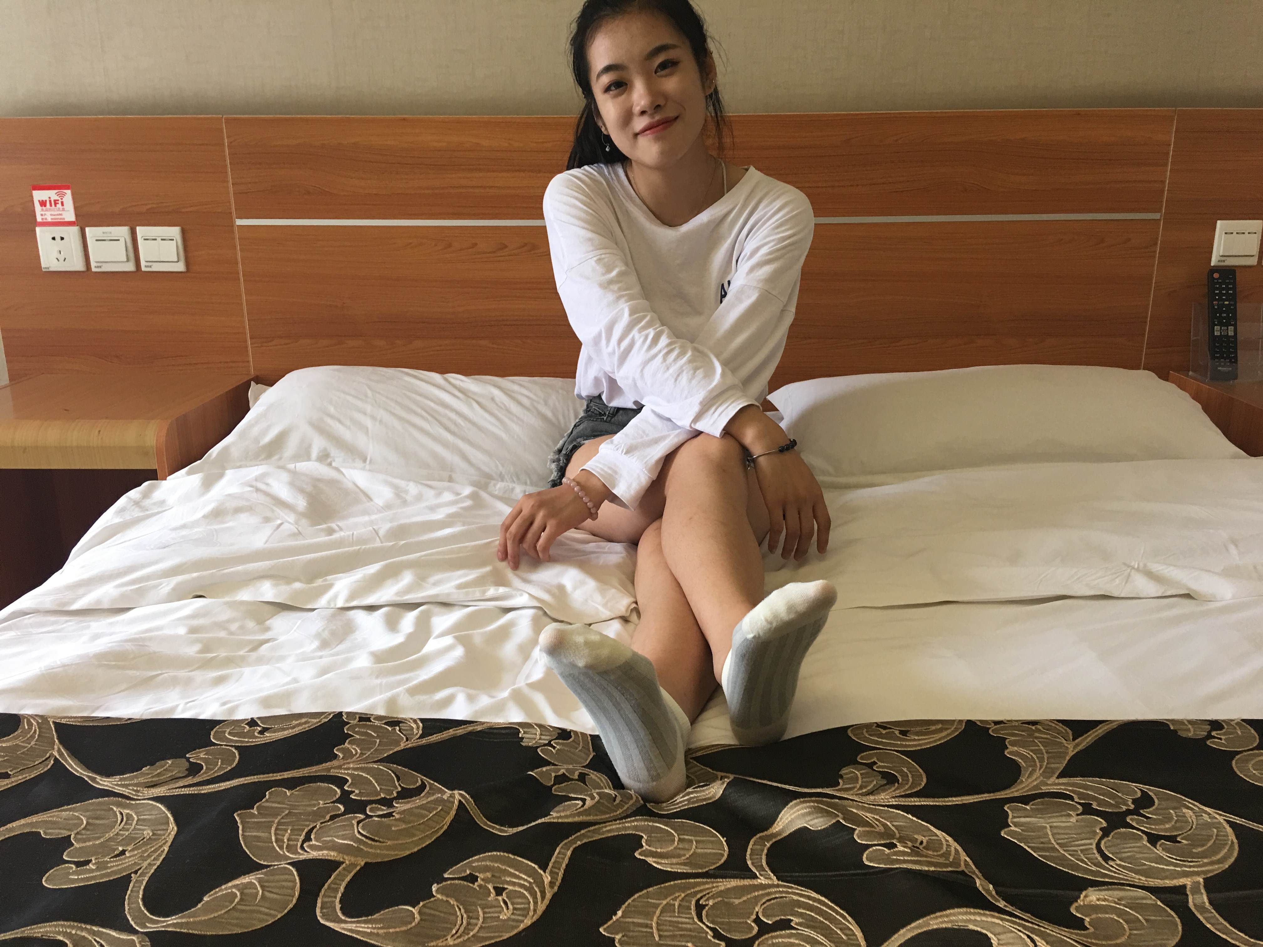 《旅馆越拍学妹棉袜脚丫》作品图