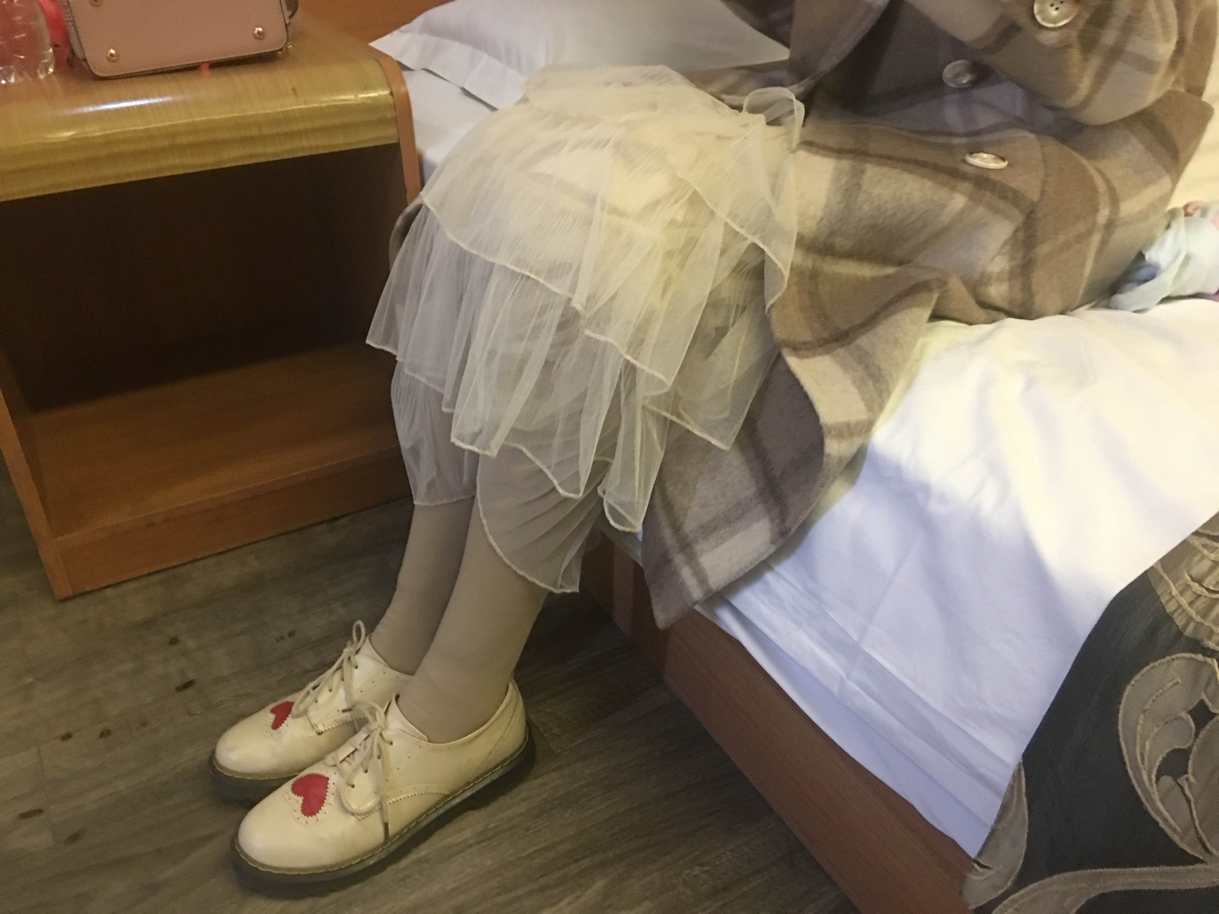 《旅馆越拍四眼学妹棉袜脚丫》作品图