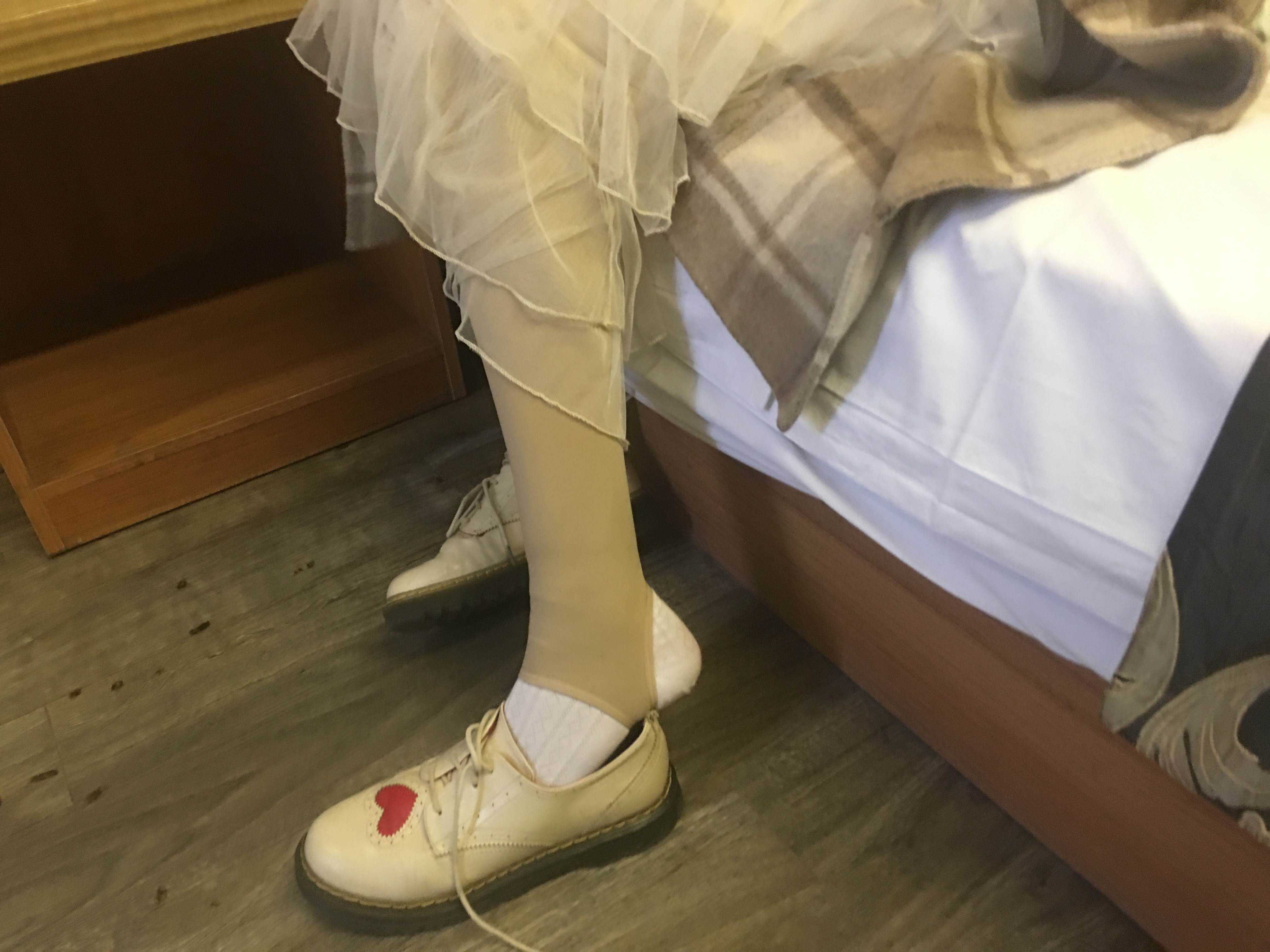 《旅馆越拍四眼学妹棉袜脚丫》作品图