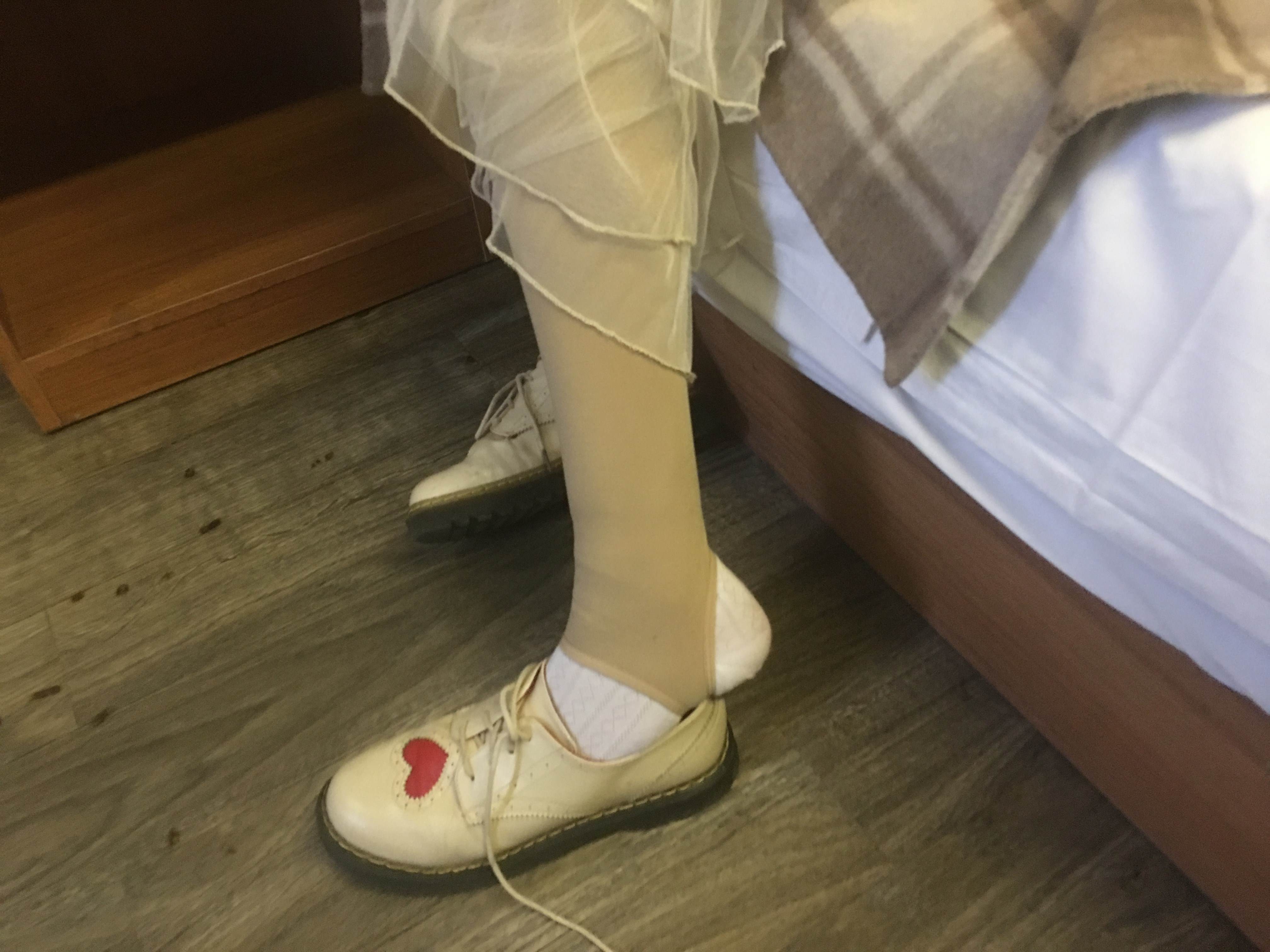 《旅馆越拍四眼学妹棉袜脚丫》作品图